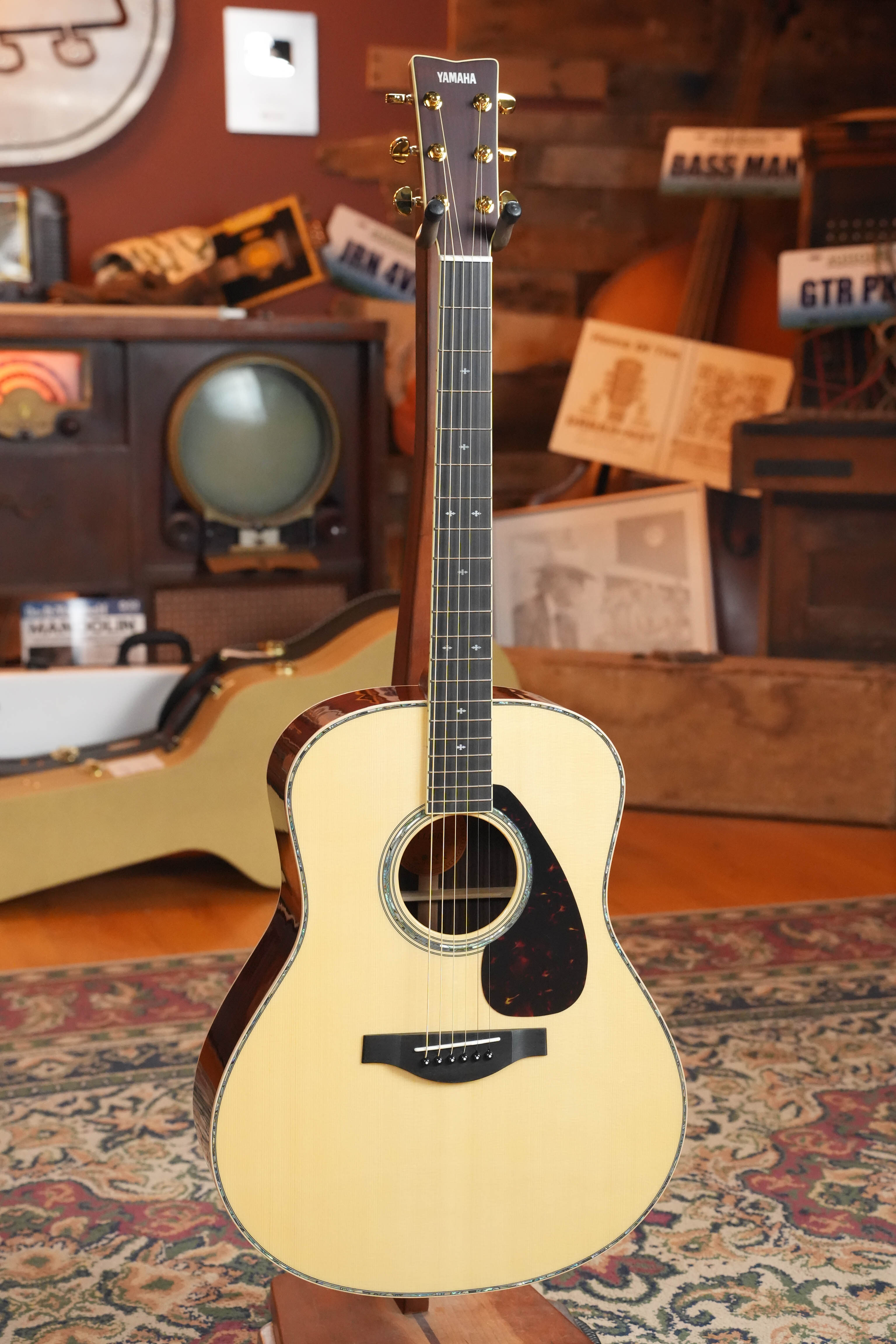 Yamaha LL16RDHC Natural Finish Jumbo Acoustic-Electric Guitar #0560