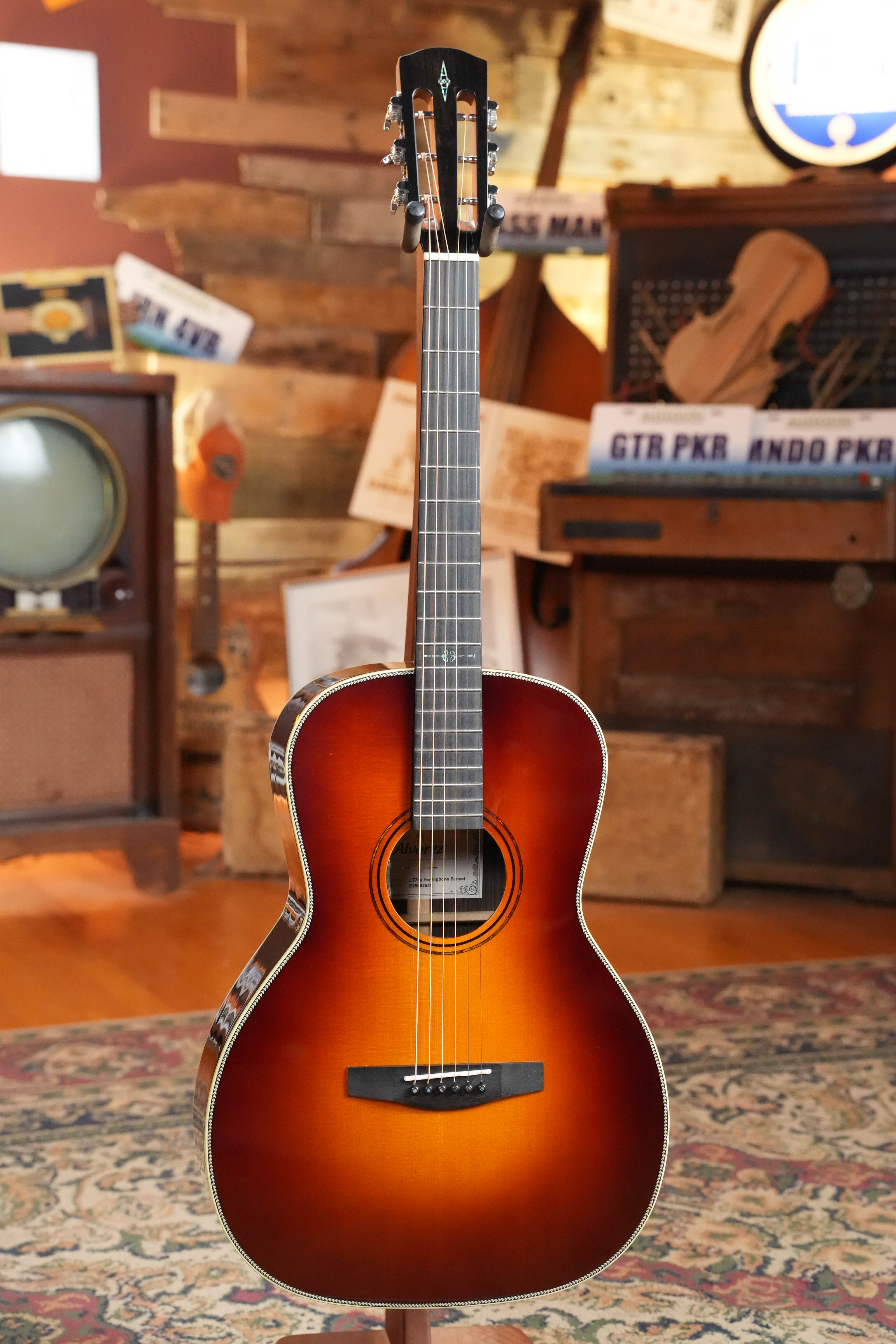 Alvarez Laureate Series LT70e Sitka/Rosewood Herringbone Sunset OOO Guitar w/LR Baggs Electronics  #2531