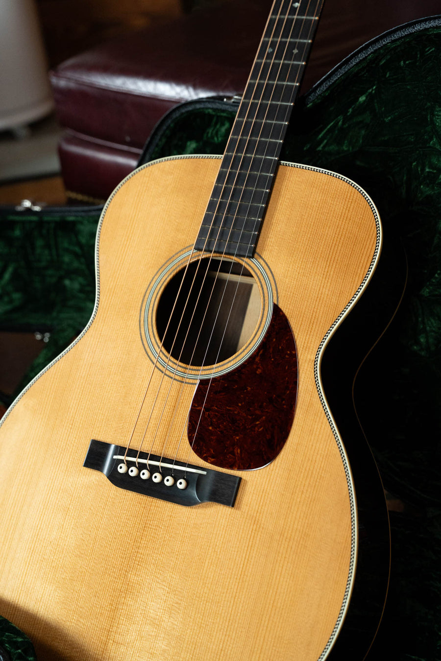 The Bourgeois Heirloom Series HSV-OM Aged Tone Adirondack/Brazilian Rosewood Orchestra Model Acoustic Guitar #1098 features a light Aged Tone Adirondack spruce top, dark Brazilian rosewood fretboard, and a brown pickguard in a green-lined case.