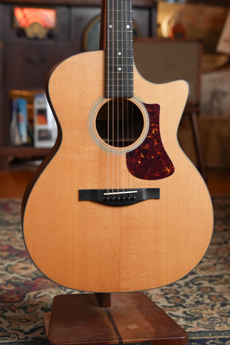 Eastman AC122-1CE Natural Finish Grand Auditorium Cutaway Guitar w/Fishman Pickup #1470