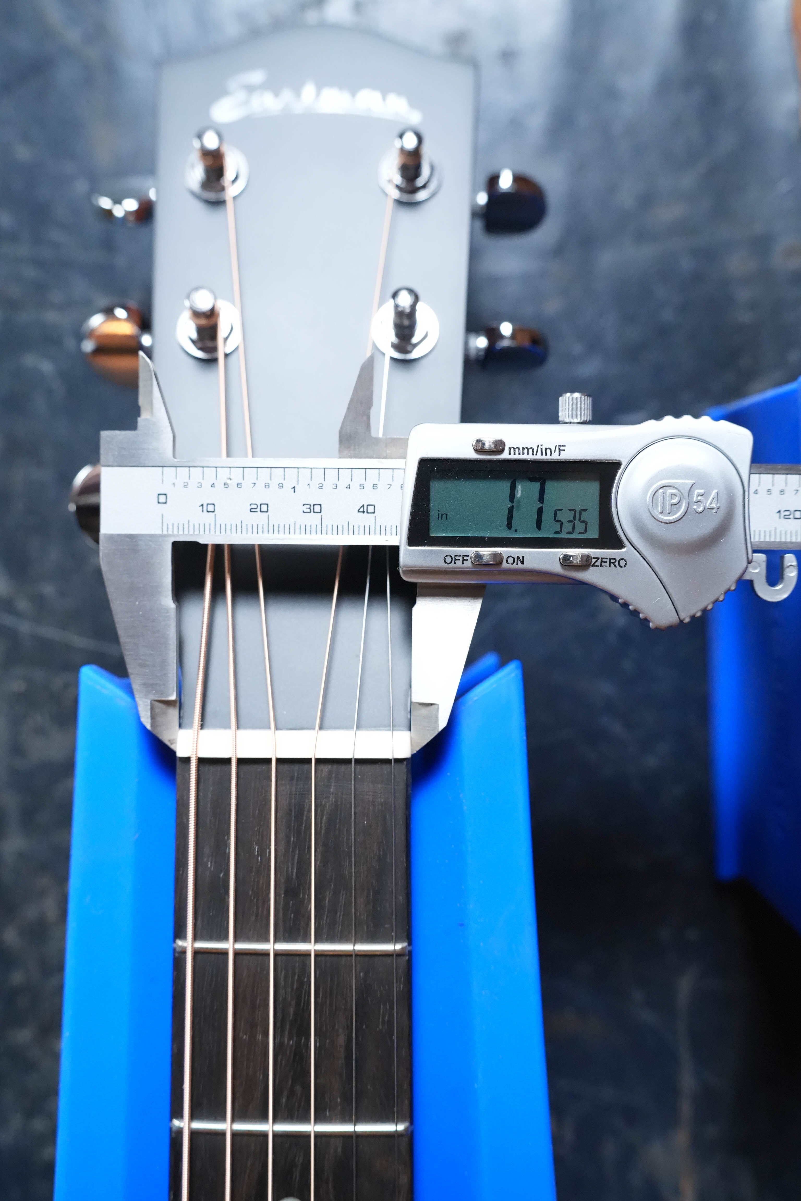 Eastman AC122-1CE Sitka/Sapele Natural Finish Grand Auditorium Cutaway Guitar w/Fishman Pickup #8979