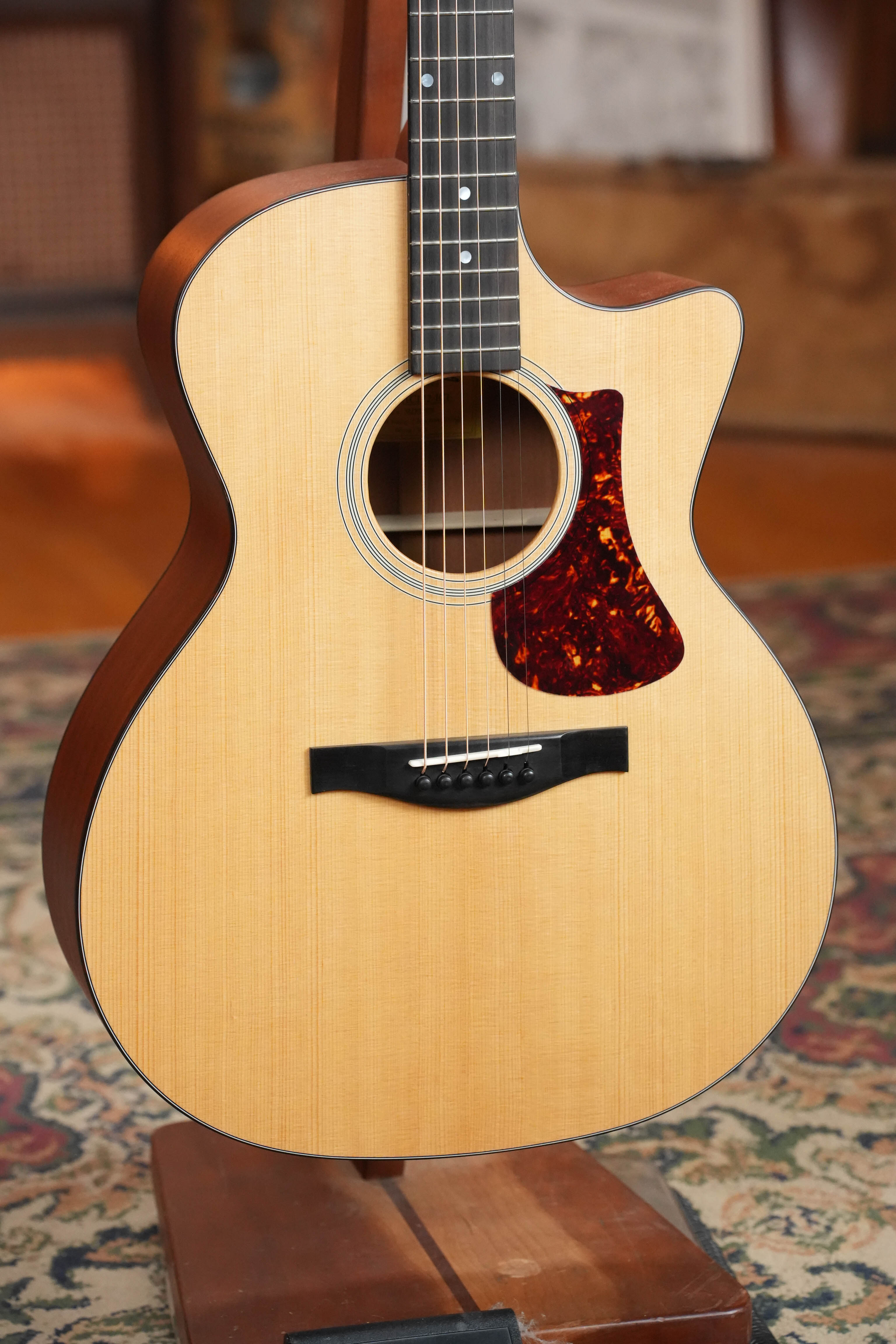 Eastman AC122-1CE Sitka/Sapele Natural Finish Grand Auditorium Cutaway Guitar w/Fishman Pickup #8979