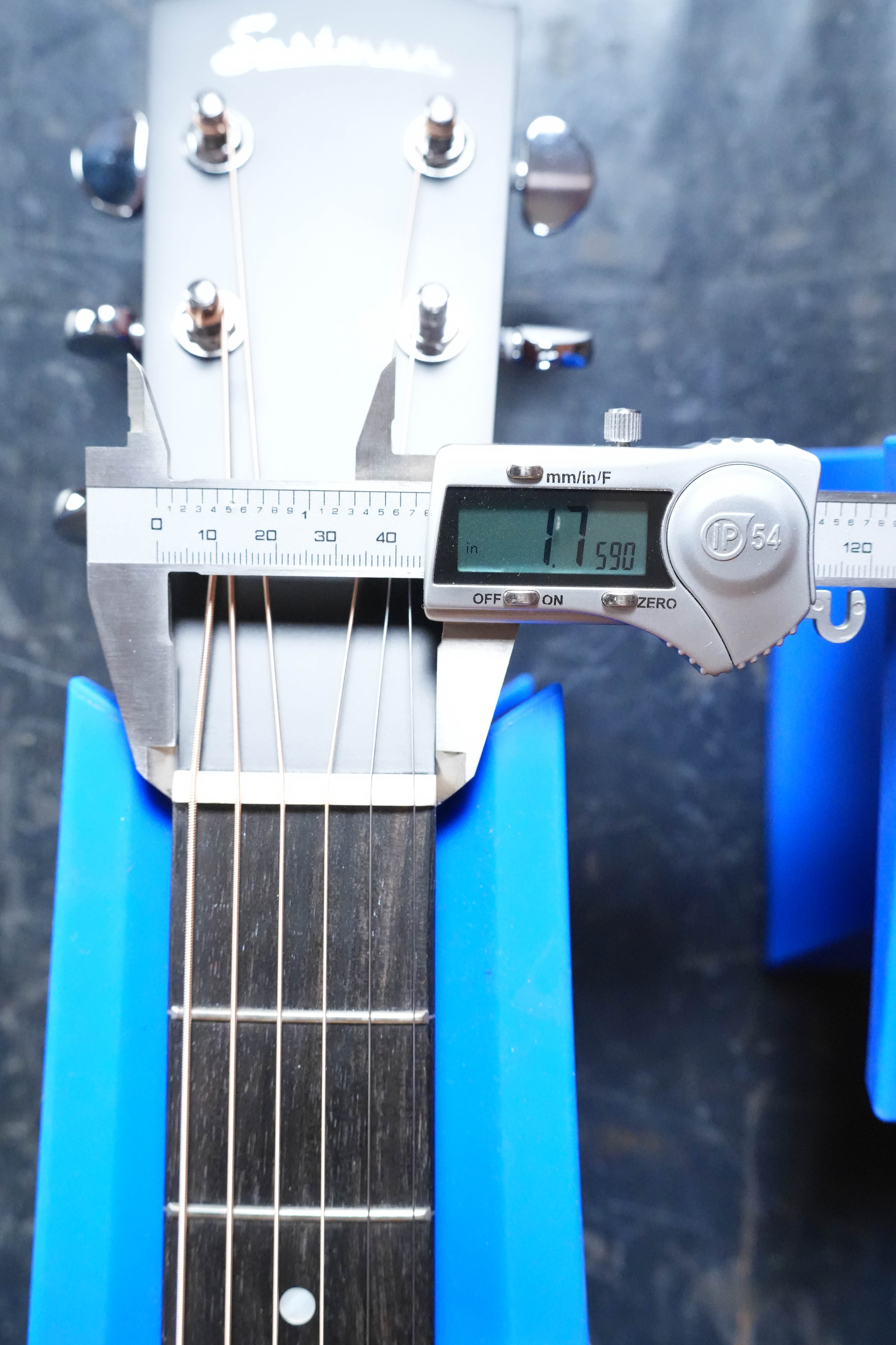 Eastman AC122-2CE-DLX-SB Cedar/Sapele Sunburst Cutaway Grand Auditorium Guitar w/Fishman Pickup #3693