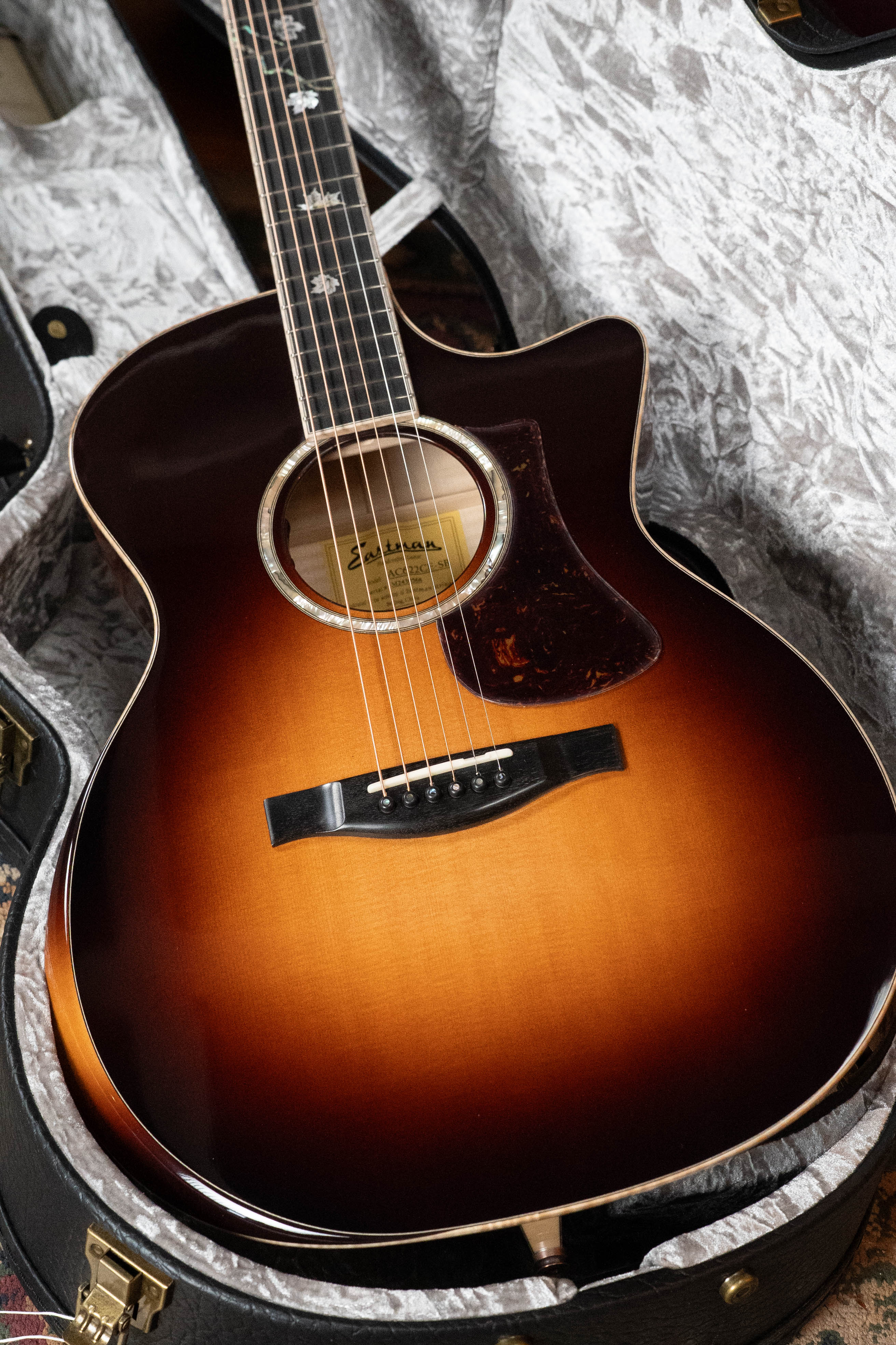 Eastman AC622CE-SB European Spruce/Flamed Maple Sunburst Grand Auditorium Guitar w/Chamfered Edge and Pickup #0568