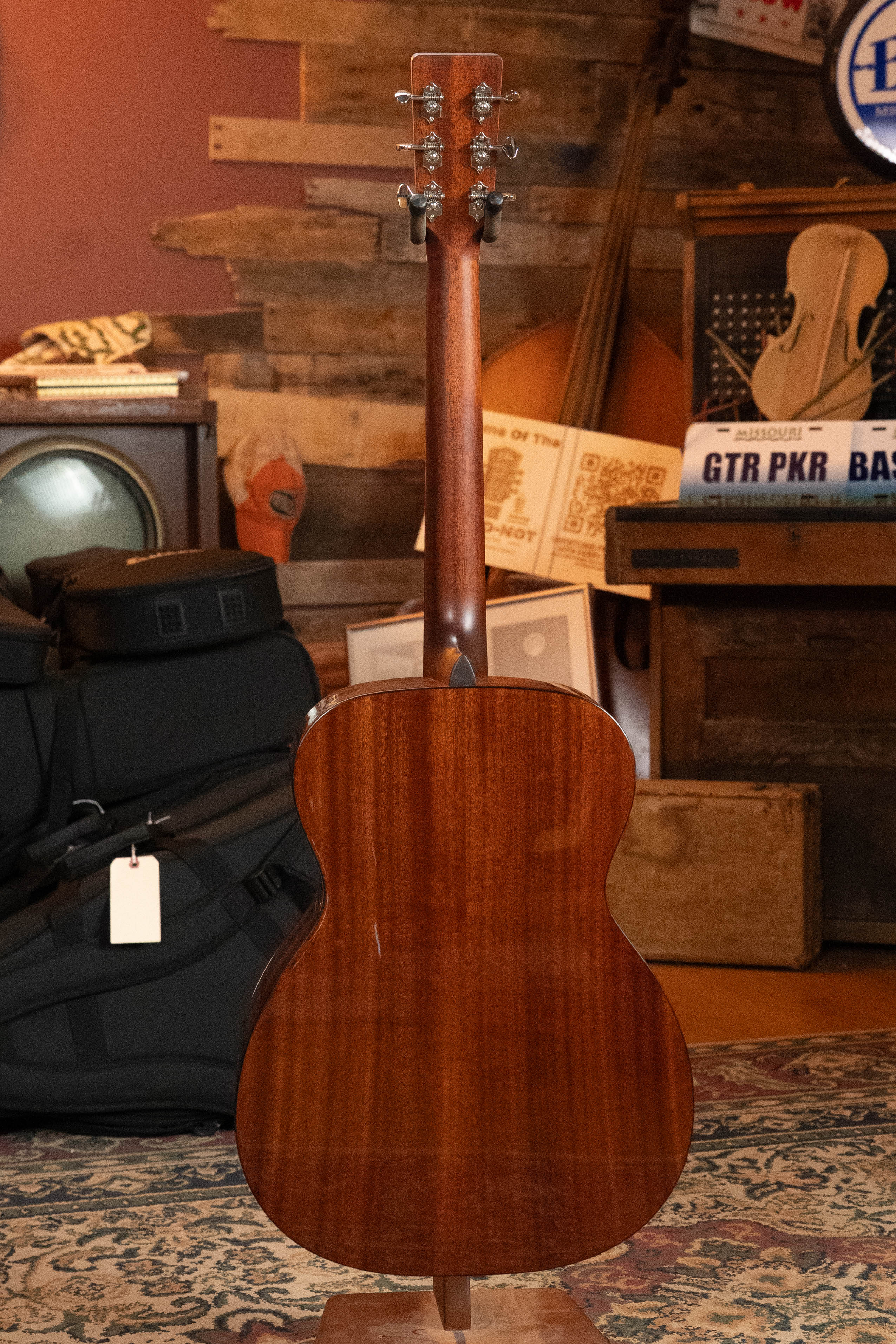 Eastman E1OM-DLX All Solid Sitka/Sapele Guitar w/Fishman Pickup #5651