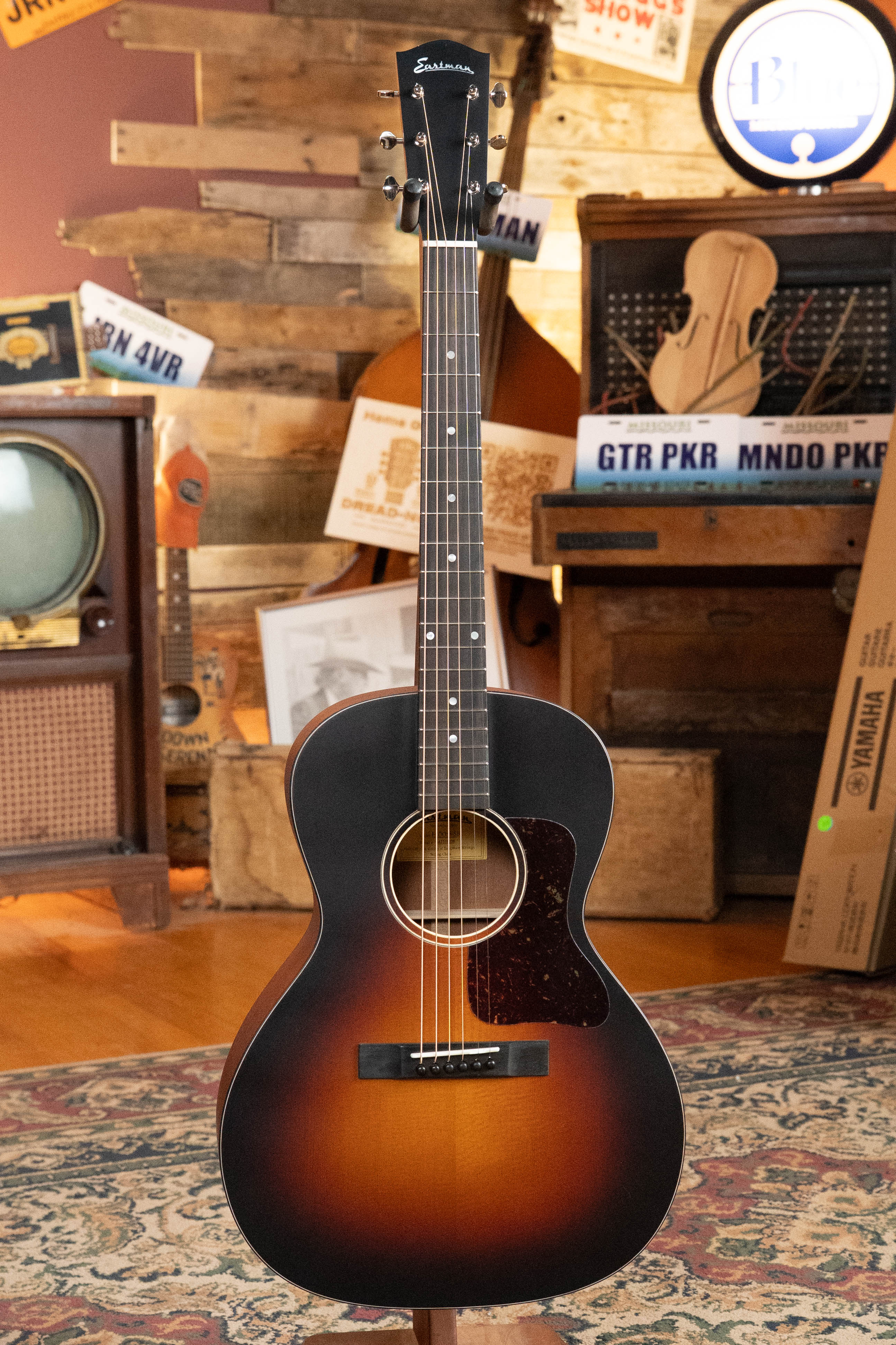 Eastman E1OOSS-SB Sitka/Sapele Sunburst OO Slope Shoulder Acoustic Guitar #0106