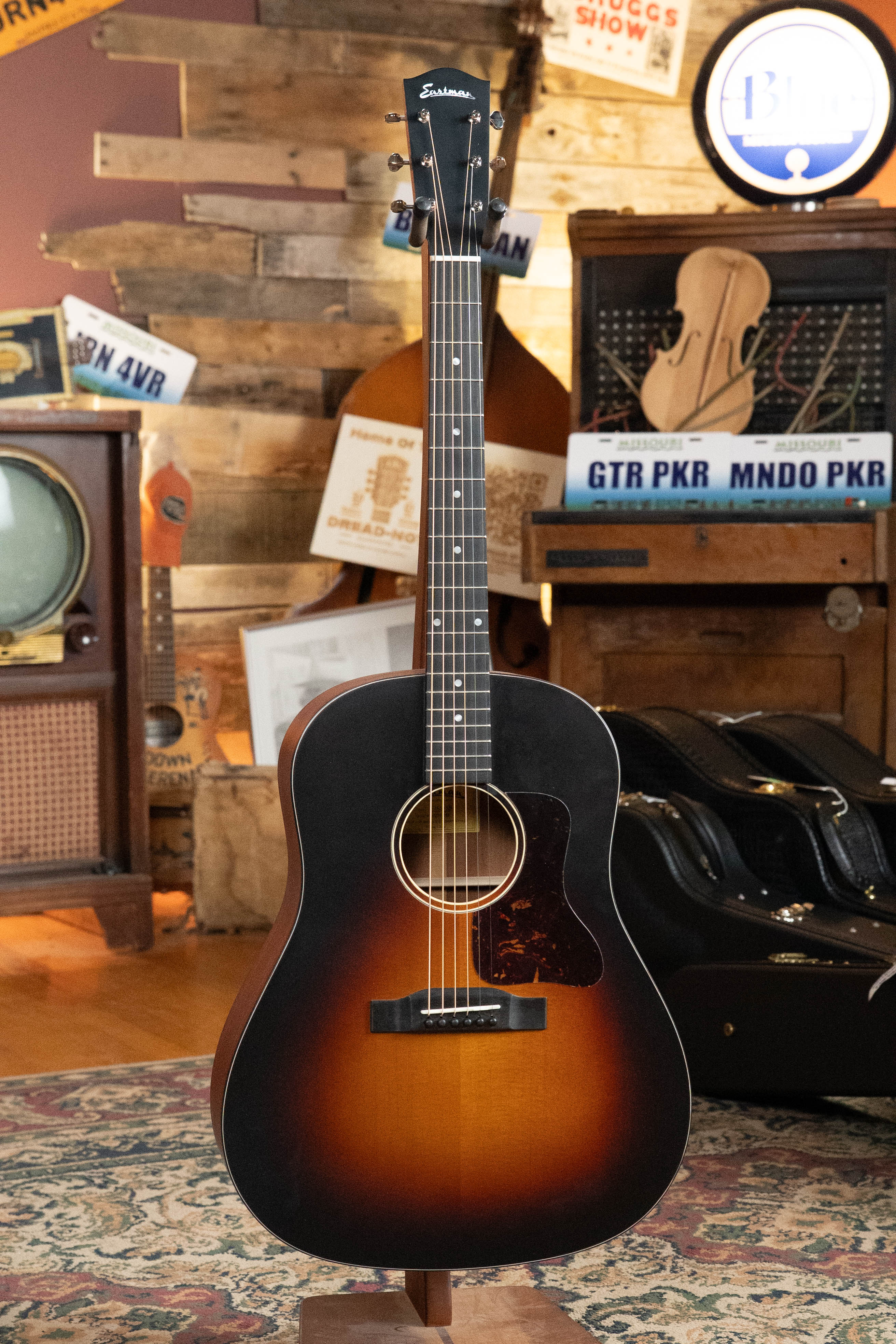 Eastman E1SS-SB Sitka/Sapele Sunburst Slope Shoulder Dreadnought Acoustic Guitar #8069
