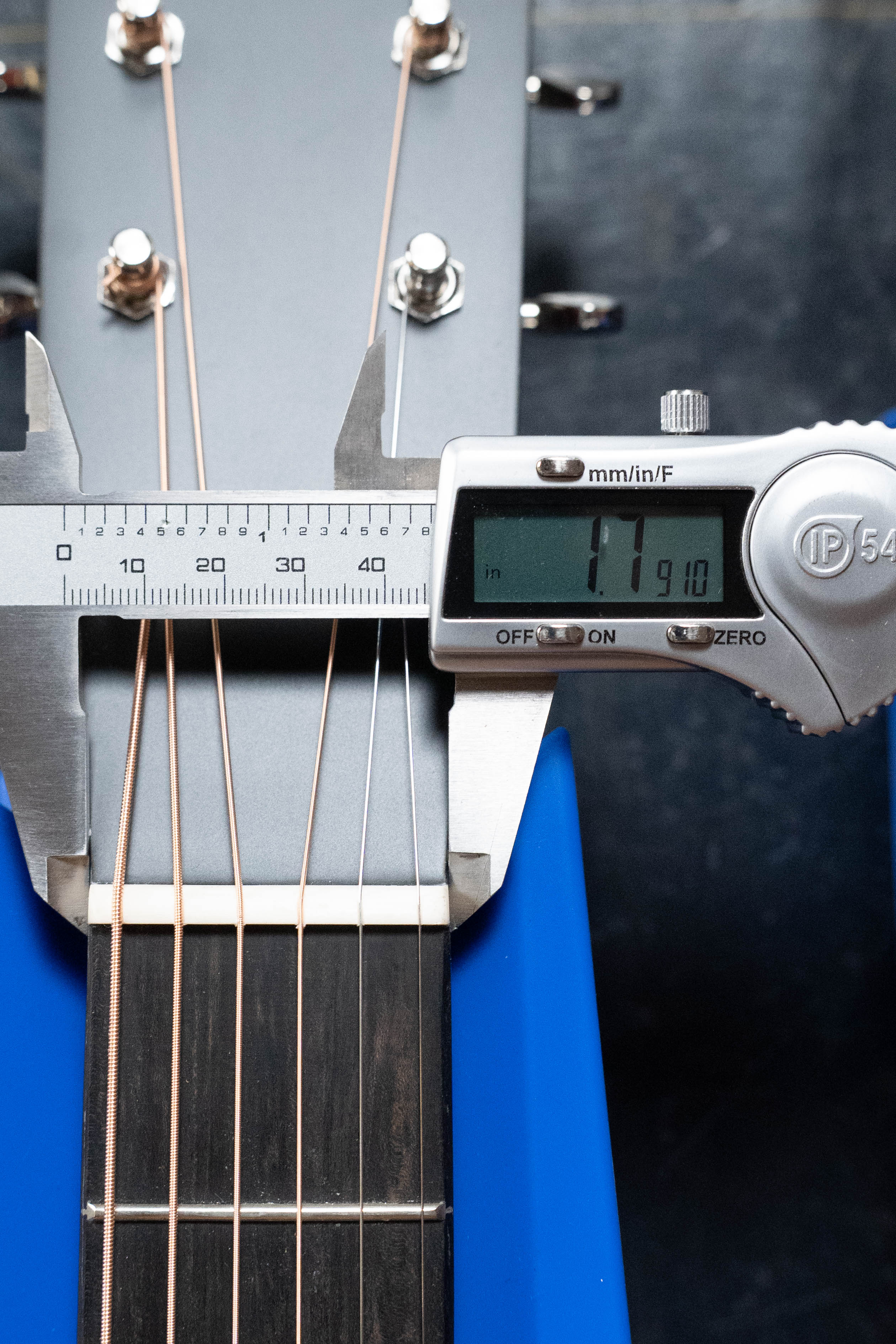 Eastman E2OM-DLX-SB Cedar/Sapele Sunburst Guitar w/Fishman Pickup #4926