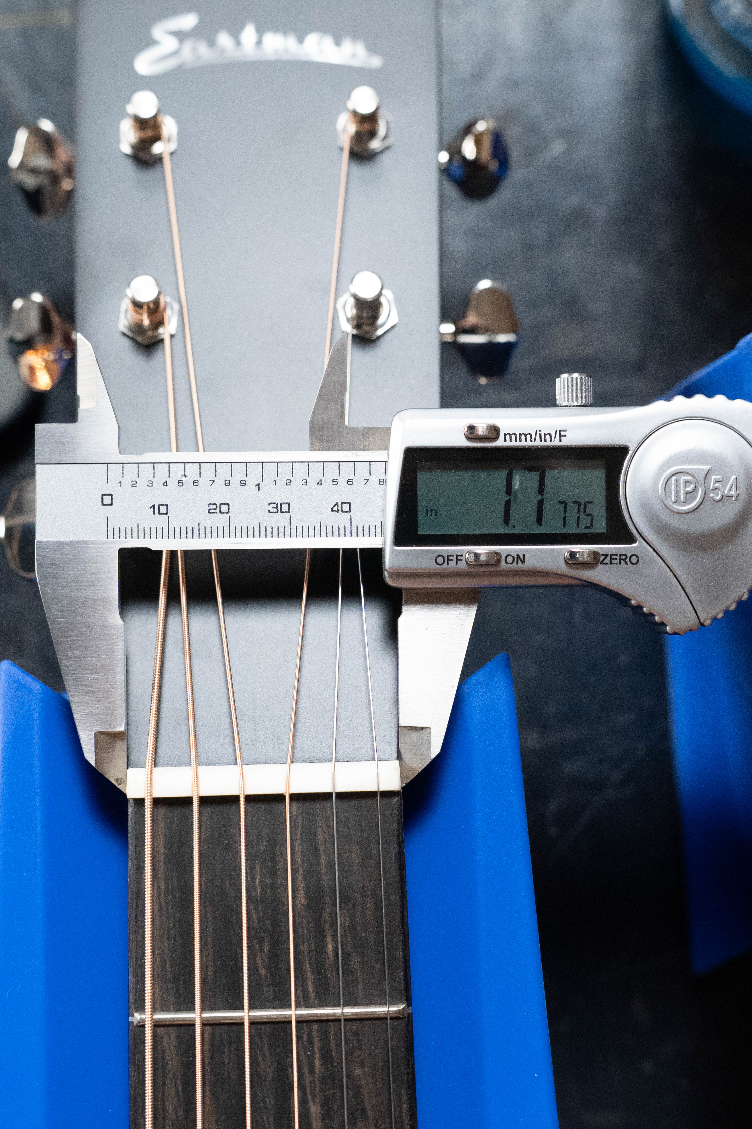 Eastman E2OM-DLX-SB Cedar/Sapele Sunburst Guitar w/Fishman Pickup #4927