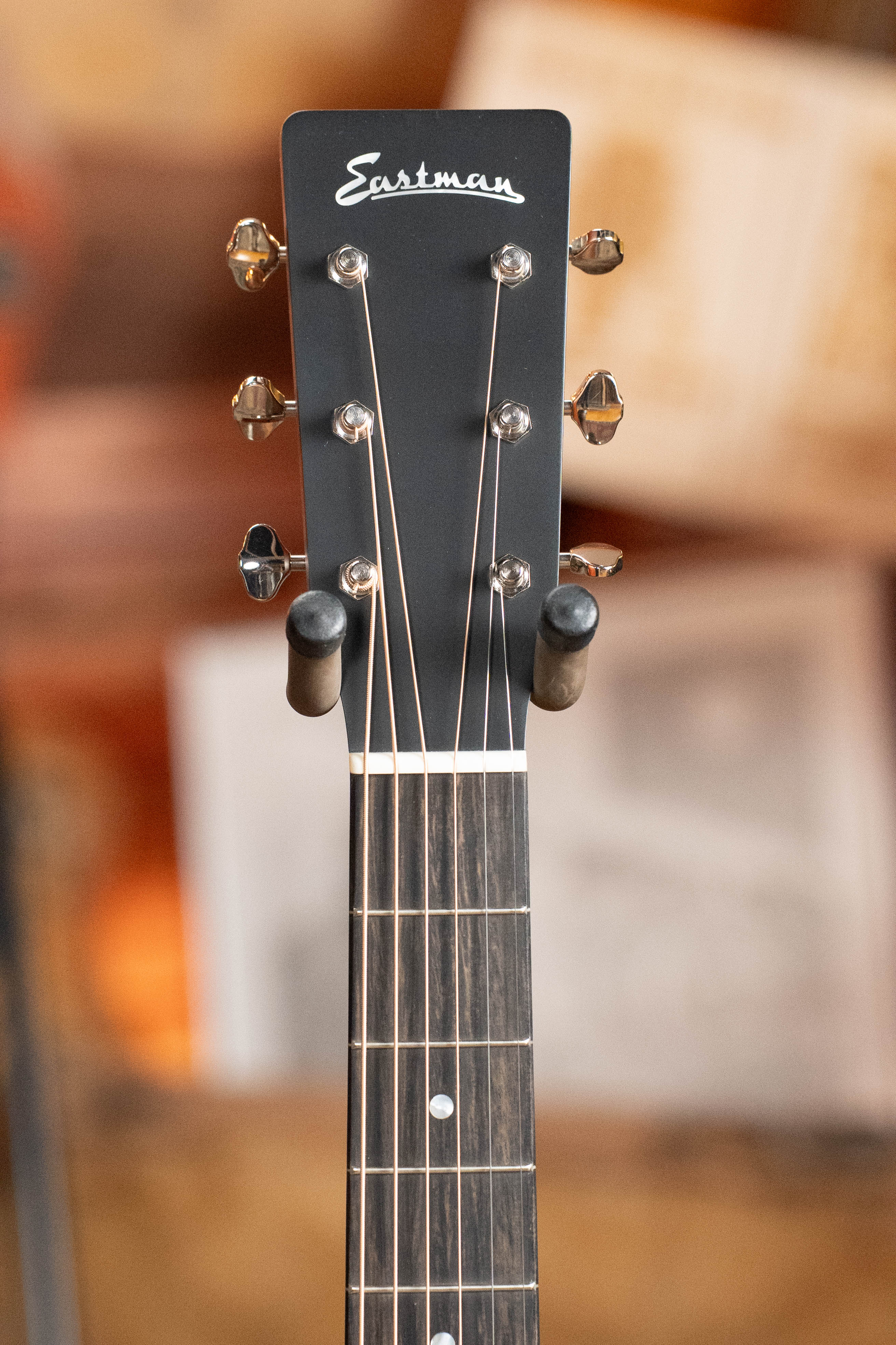 Eastman E2OM-DLX-SB Cedar/Sapele Sunburst Guitar w/Fishman Pickup #4927