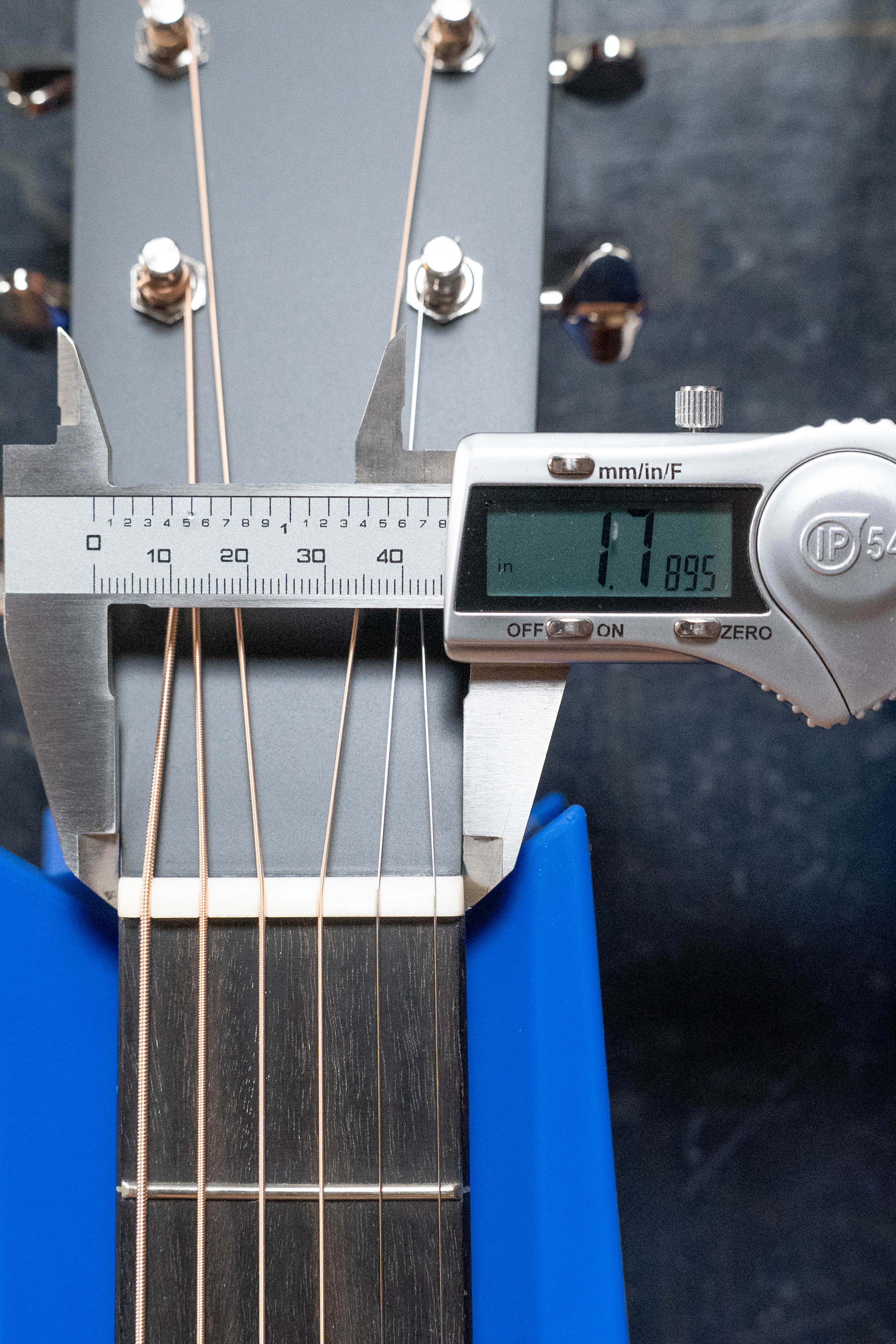 Eastman E2OM-DLX-SB Cedar/Sapele Sunburst Guitar w/Fishman Pickup #4928