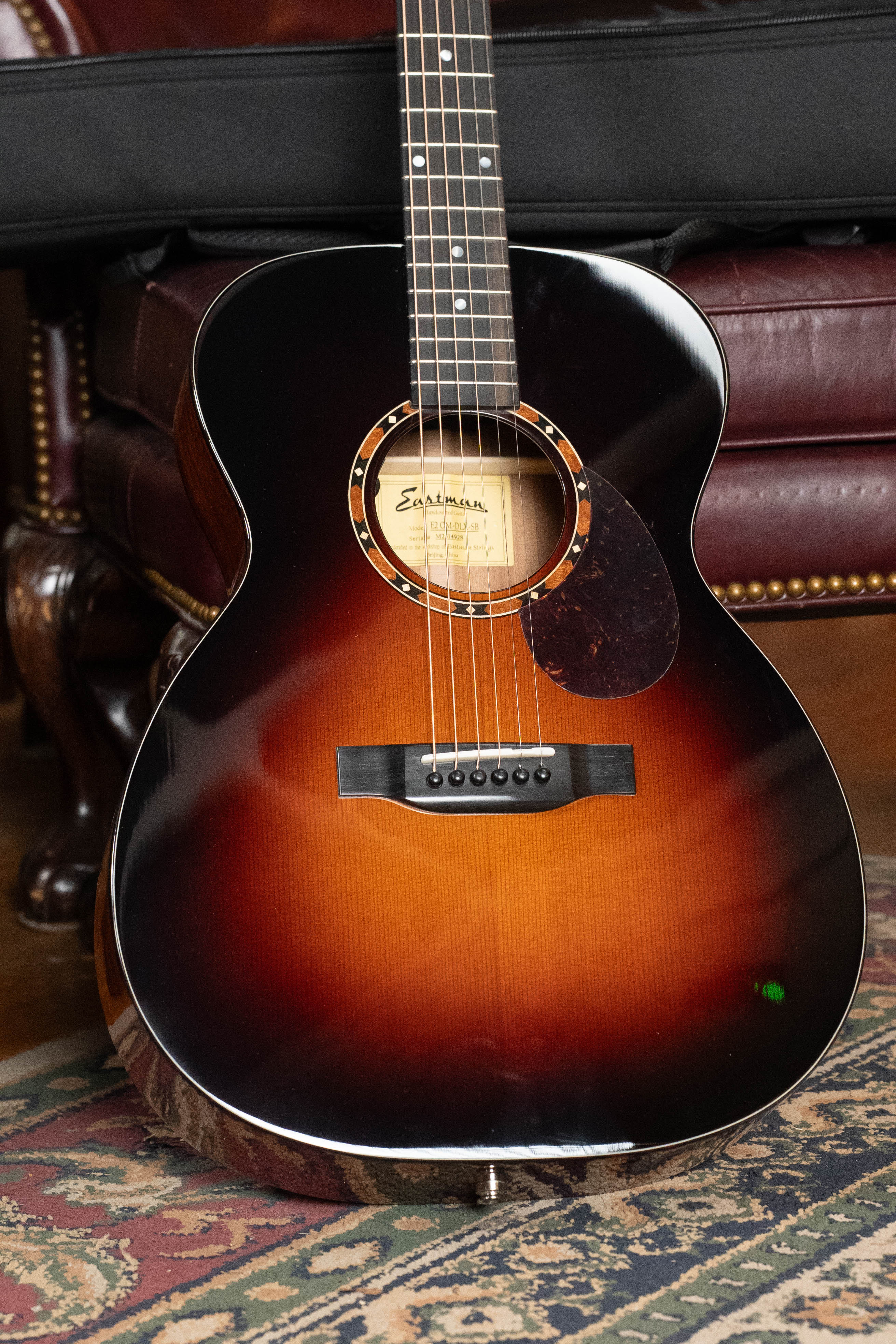 Eastman E2OM-DLX-SB Cedar/Sapele Sunburst Guitar w/Fishman Pickup #4928