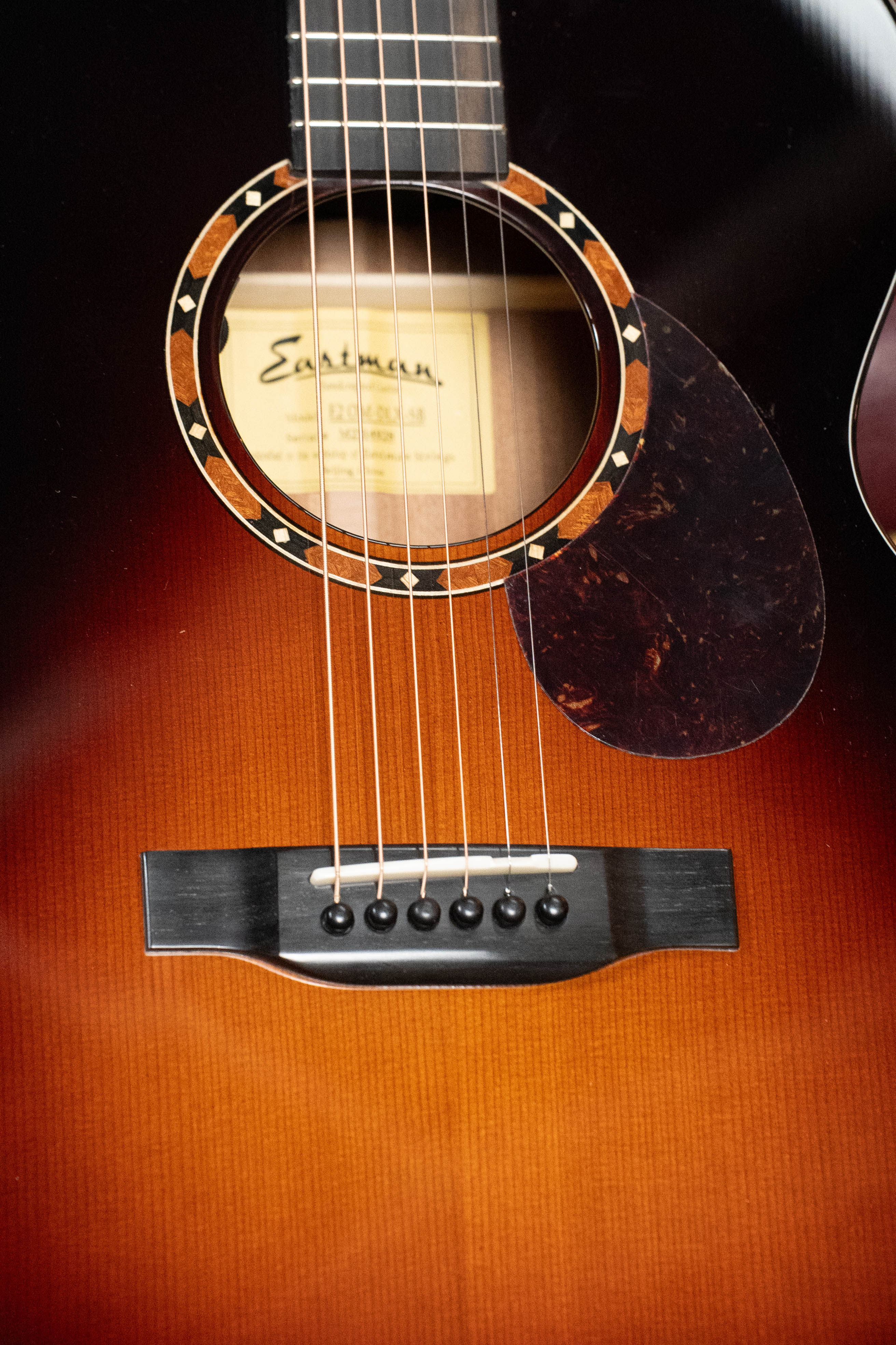 Eastman E2OM-DLX-SB Cedar/Sapele Sunburst Guitar w/Fishman Pickup #4928