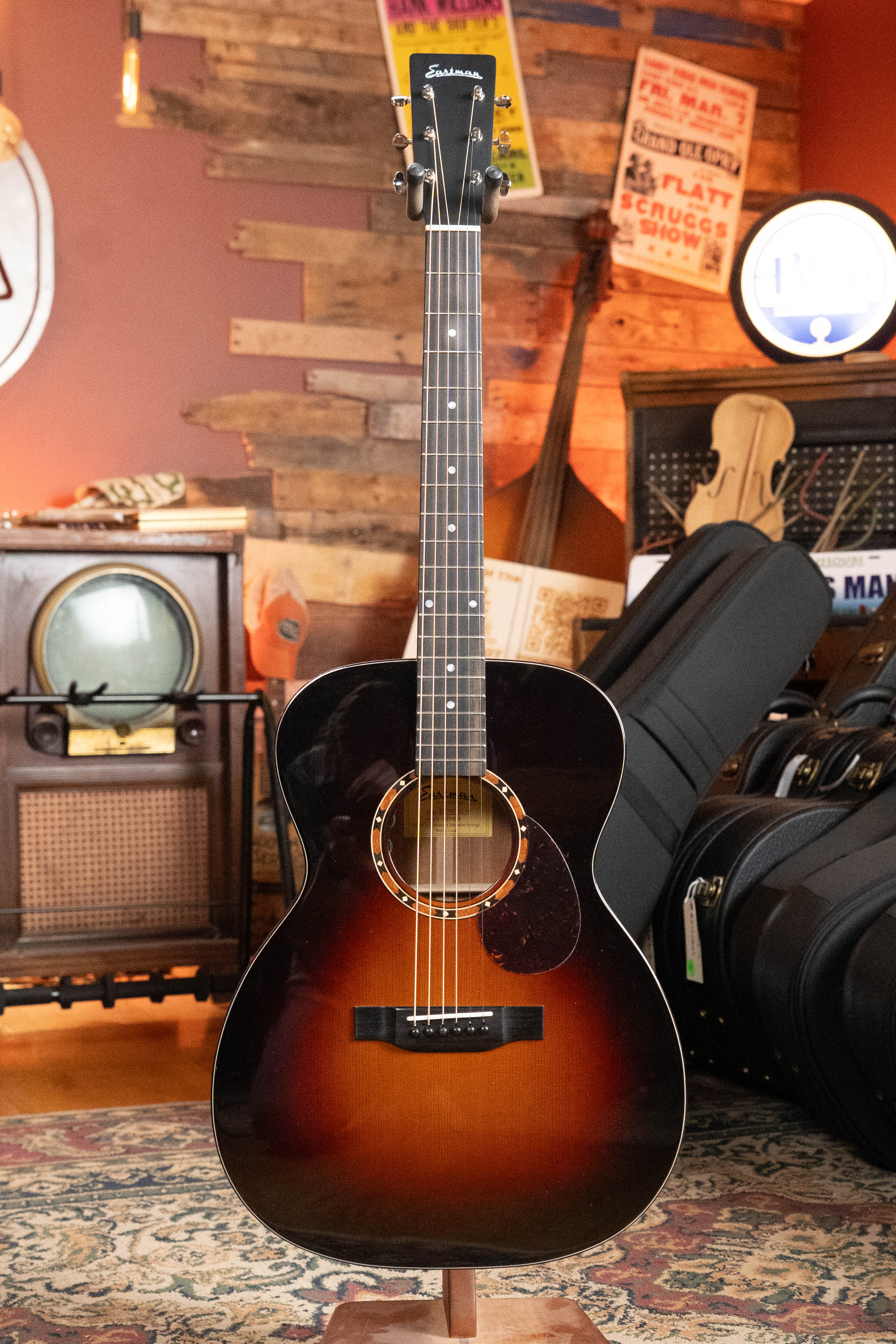 Eastman E2OM-DLX-SB Cedar/Sapele Sunburst Guitar w/Fishman Pickup #4928