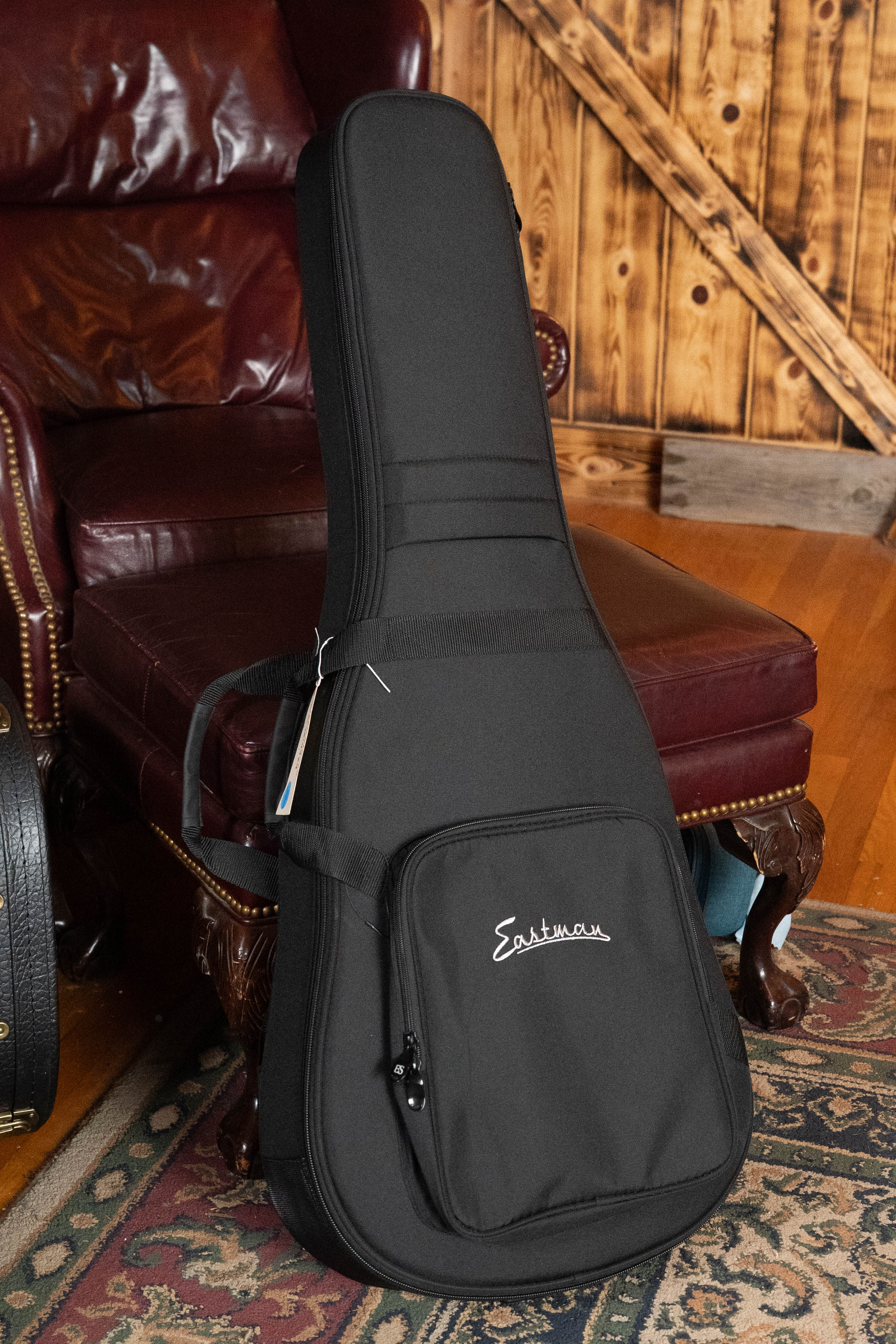 Eastman E2OM-DLX-SB Cedar/Sapele Sunburst Guitar w/Fishman Pickup #4929