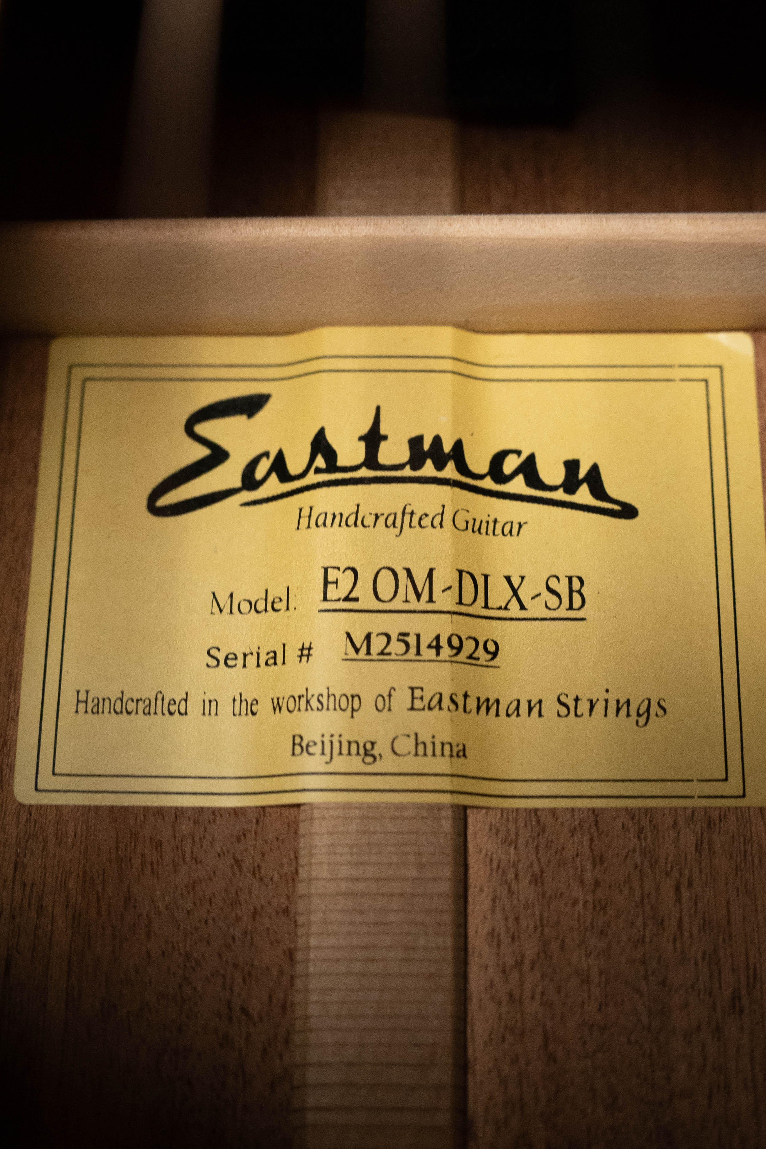 Eastman E2OM-DLX-SB Cedar/Sapele Sunburst Guitar w/Fishman Pickup #4929