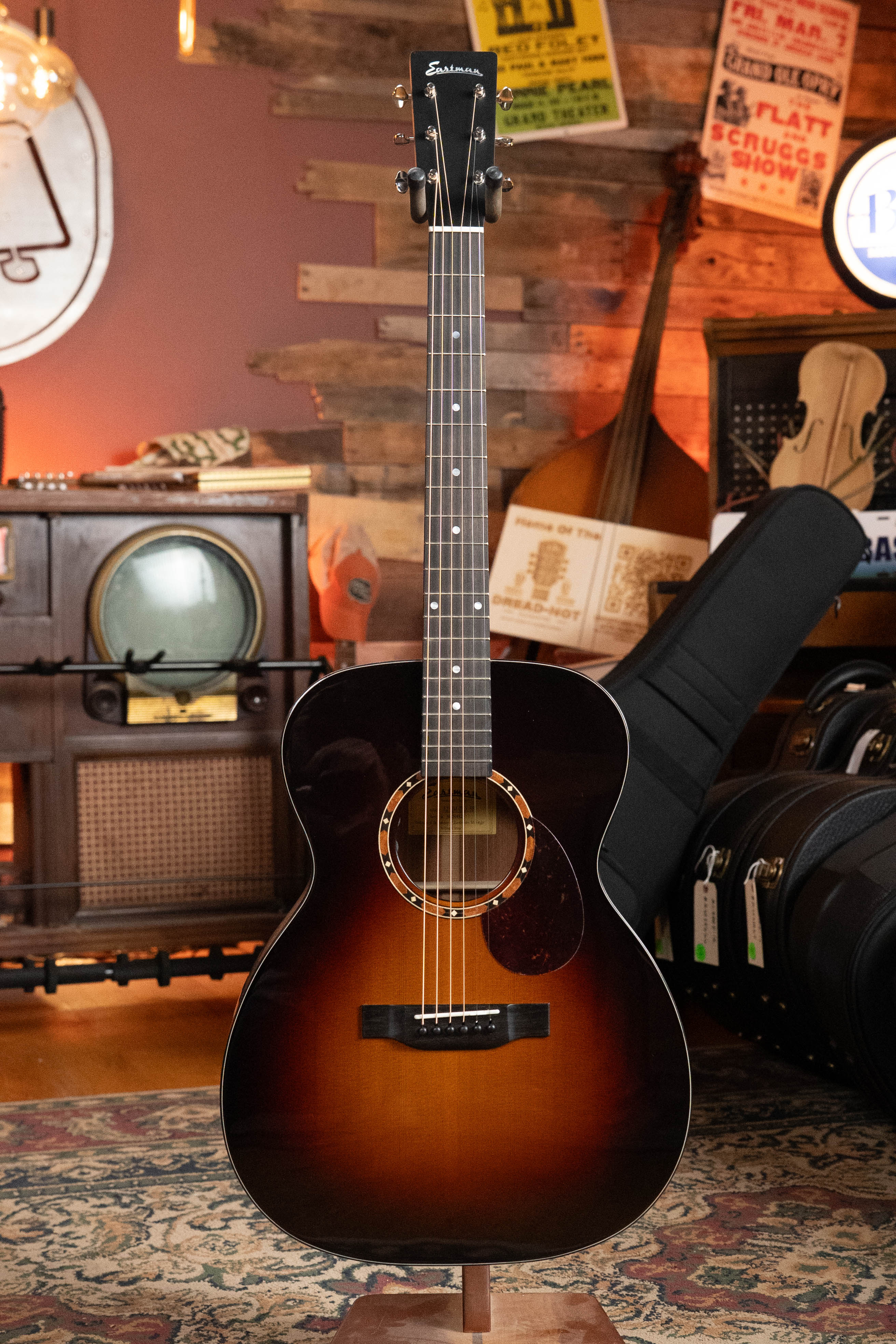 Eastman E2OM-DLX-SB Cedar/Sapele Sunburst Guitar w/Fishman Pickup #4929