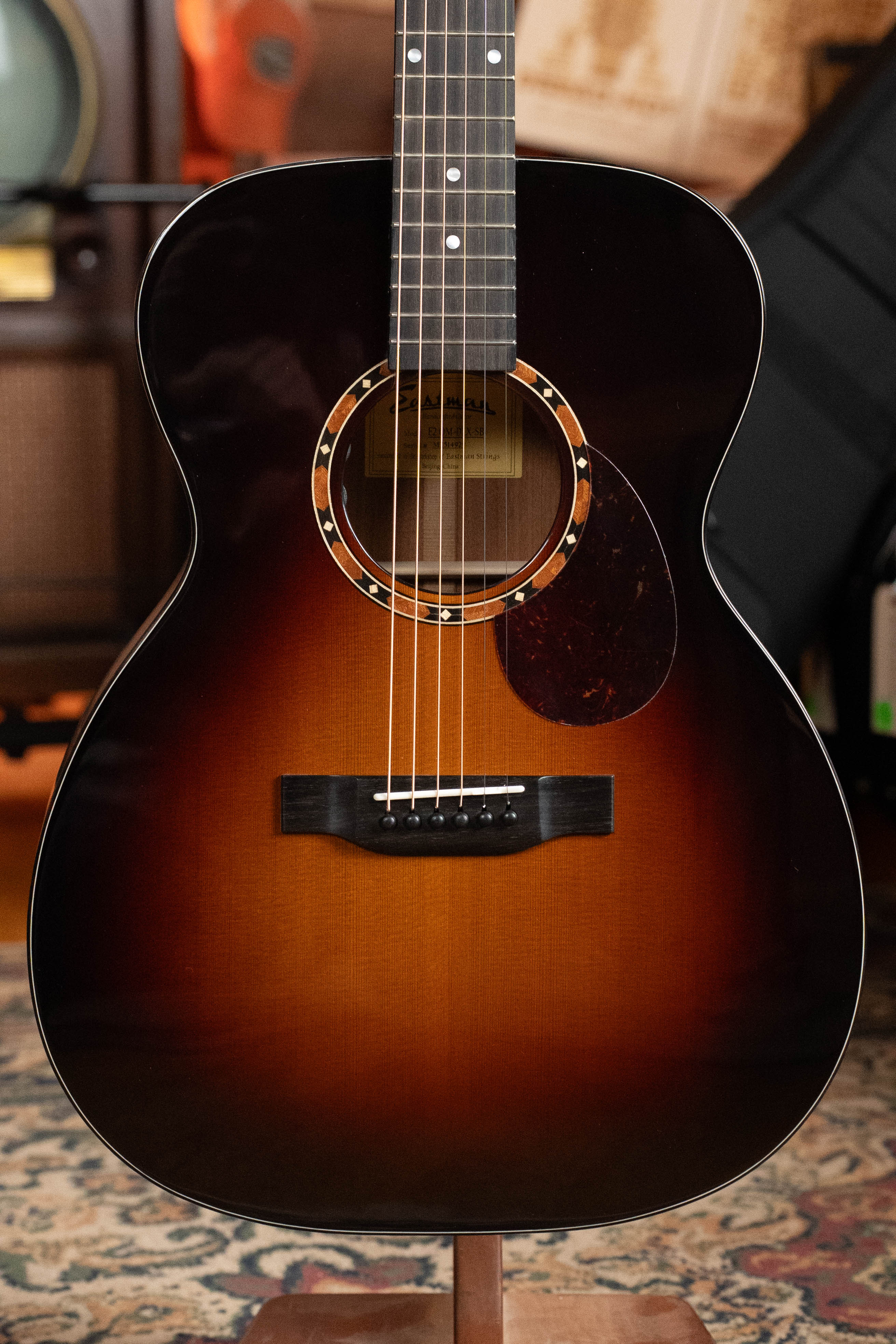 Eastman E2OM-DLX-SB Cedar/Sapele Sunburst Guitar w/Fishman Pickup #4929