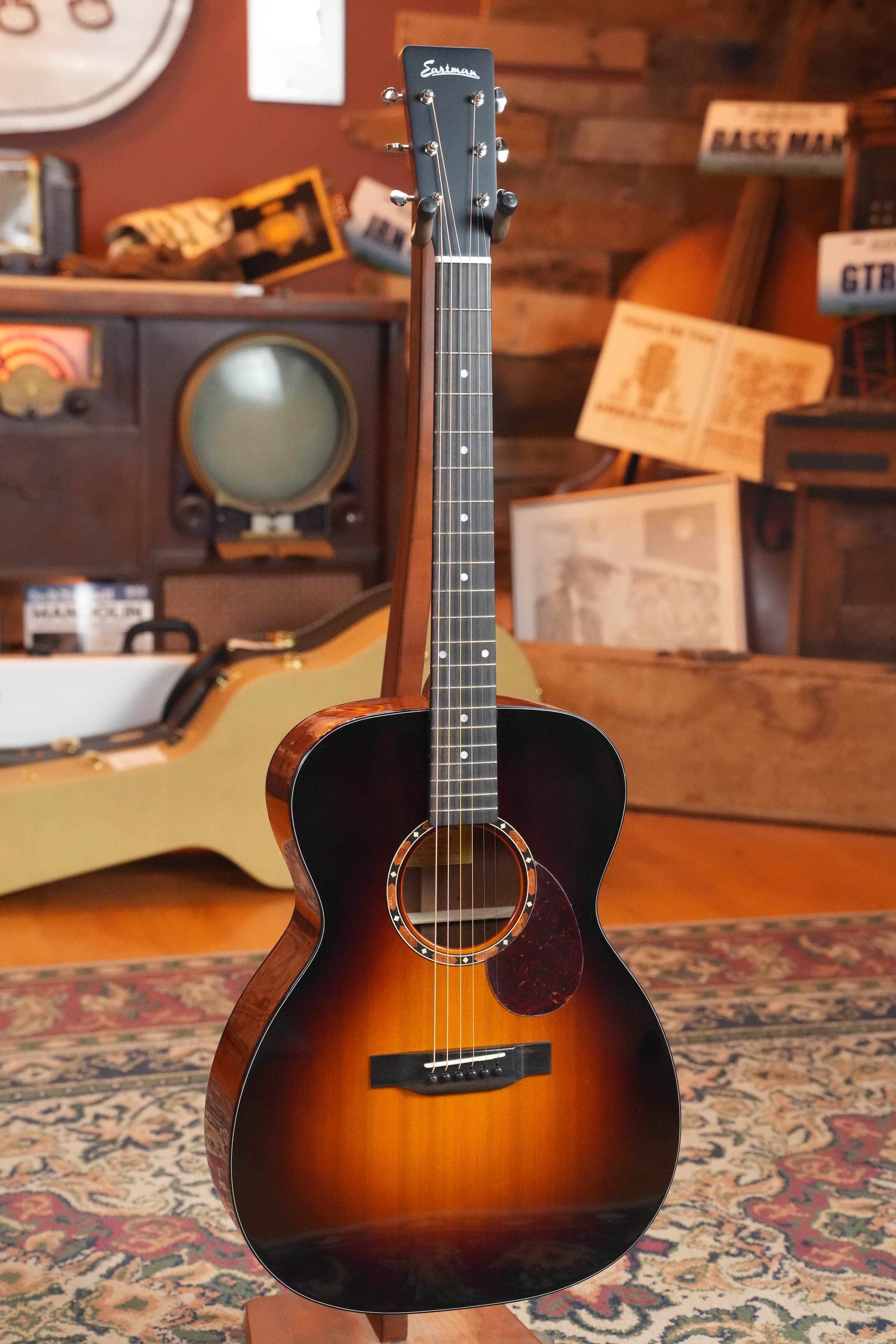 Eastman E2OM-DLX-SB Sunburst Deluxe Orchestra Model Acoustic-Electric Guitar #6236