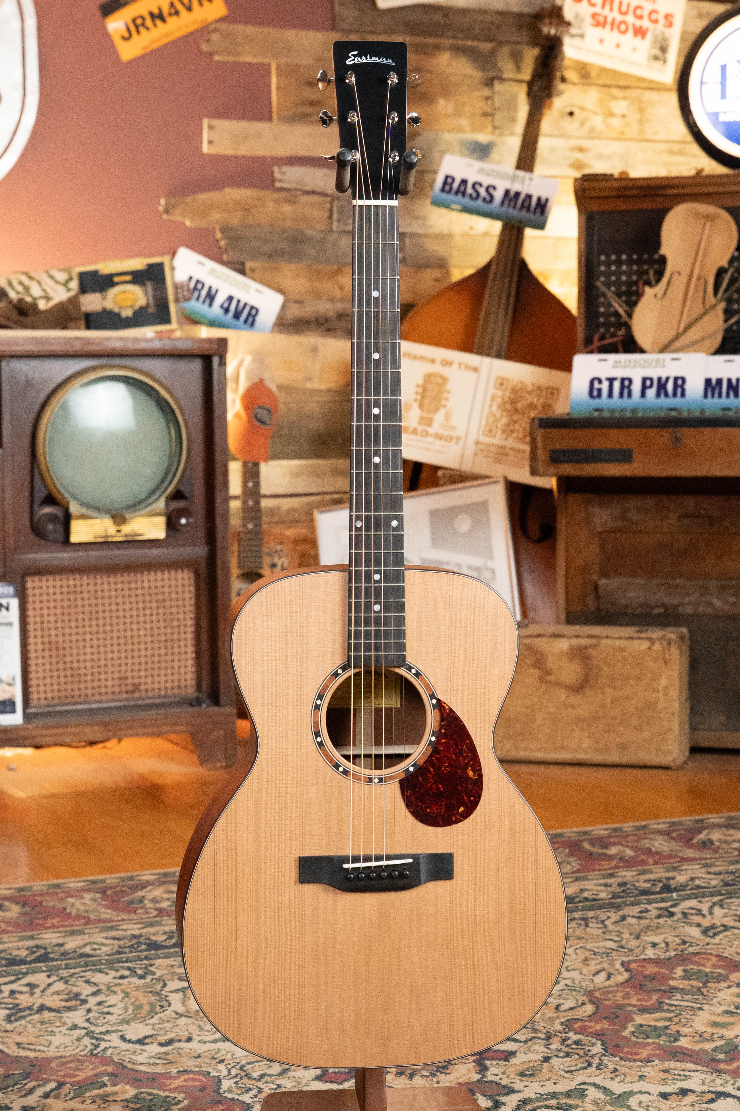 Eastman E2OM Cedar/Sapele Orchestra Model Acoustic Guitar #6694