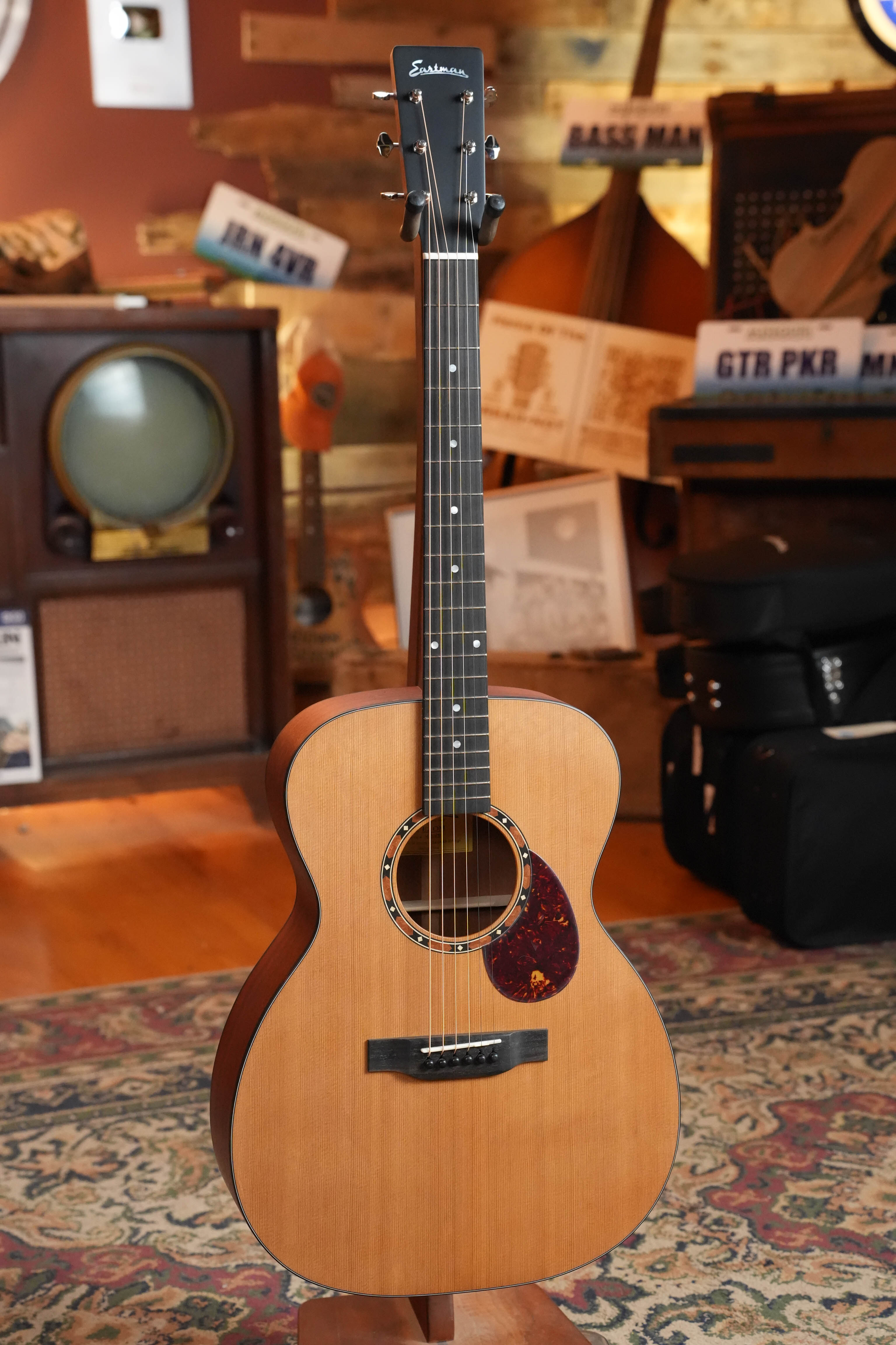Eastman E2OM Cedar/Sapele Orchestra Model Acoustic Guitar #6707