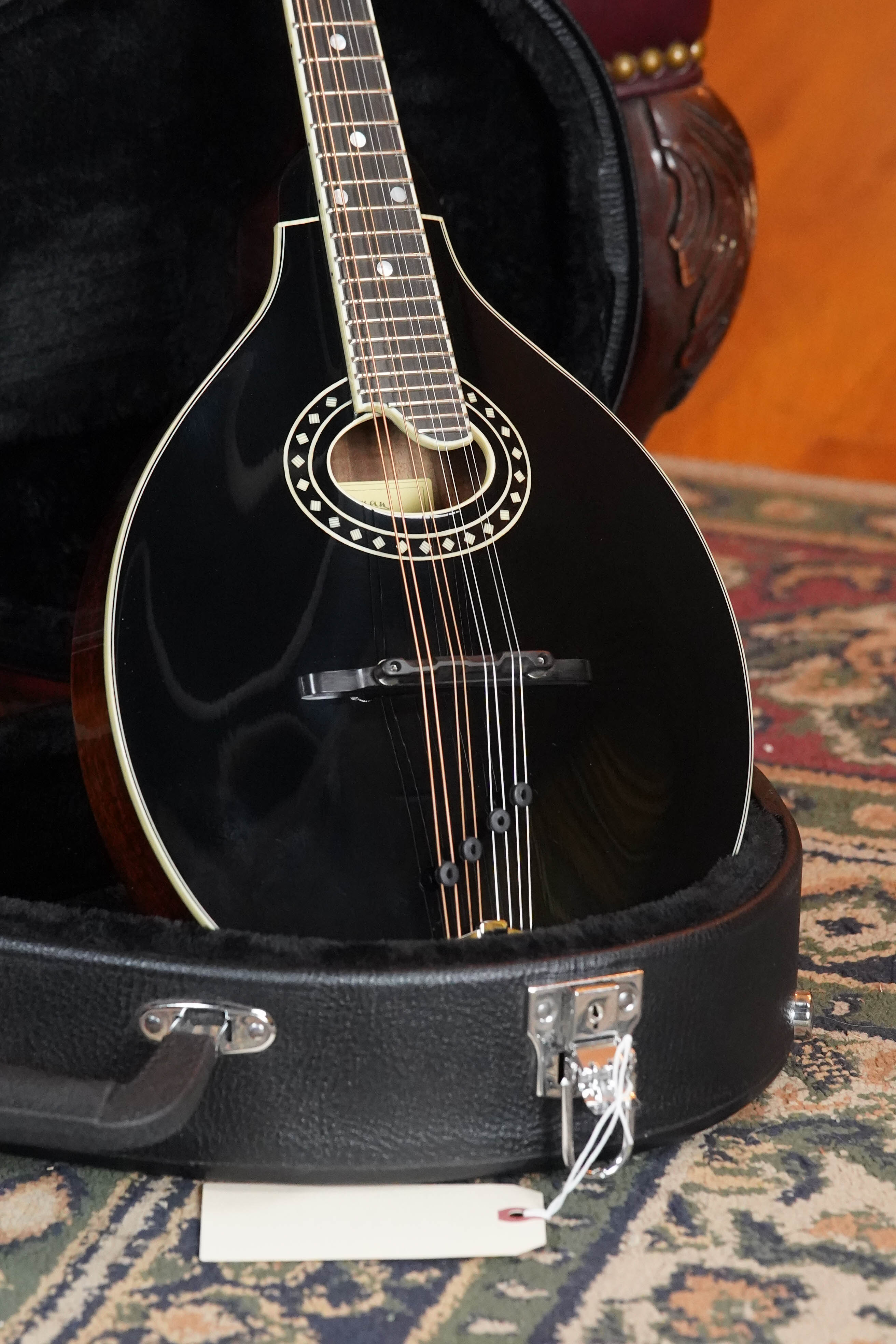 Eastman MD404-BK Spruce/Mahogany Black Top Oval Hole A-Style Mandolin