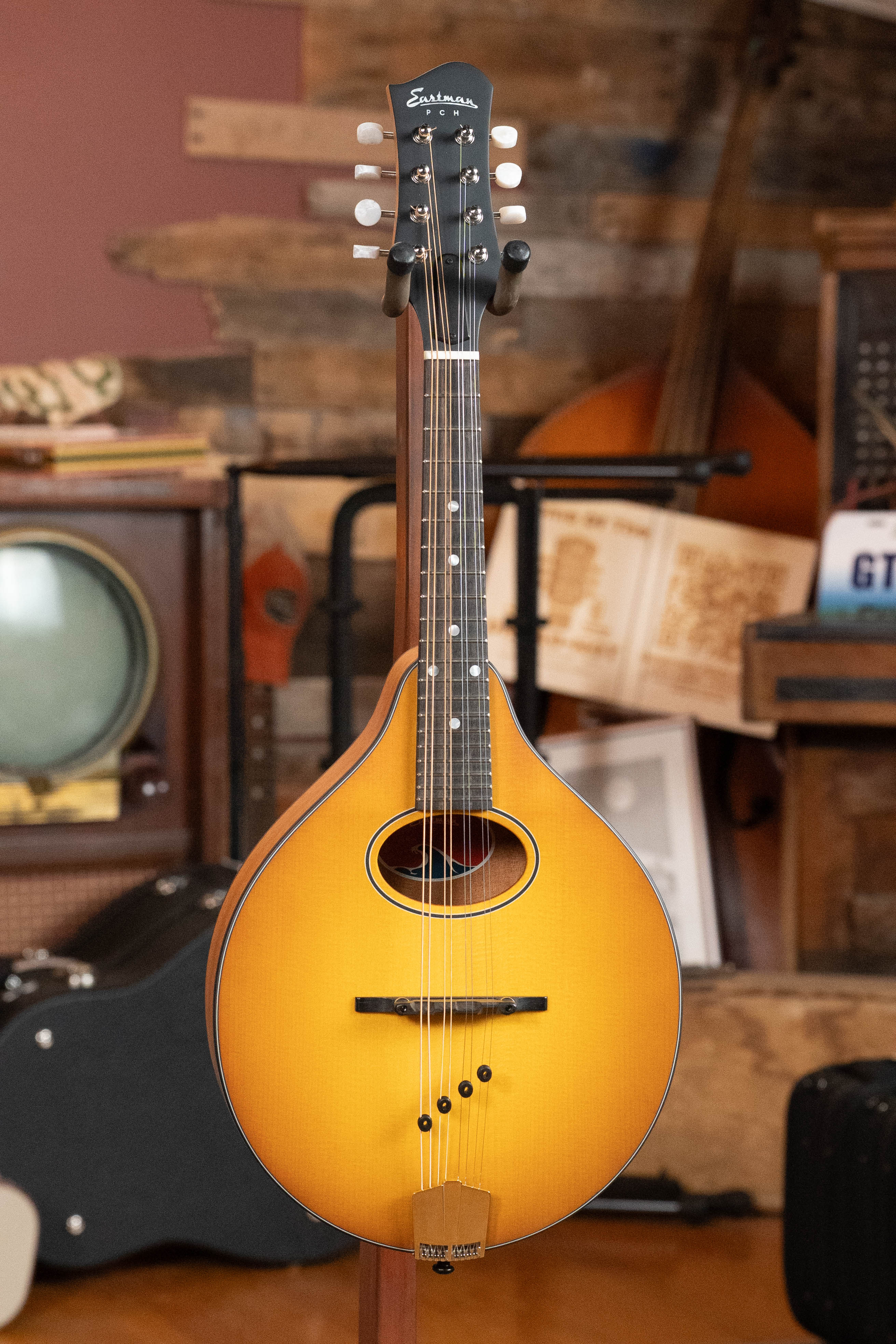 Eastman PCH-M104-GB Solid Spruce/Laminated Mahogany Goldburst Flattop A-Style Mandolin #1880
