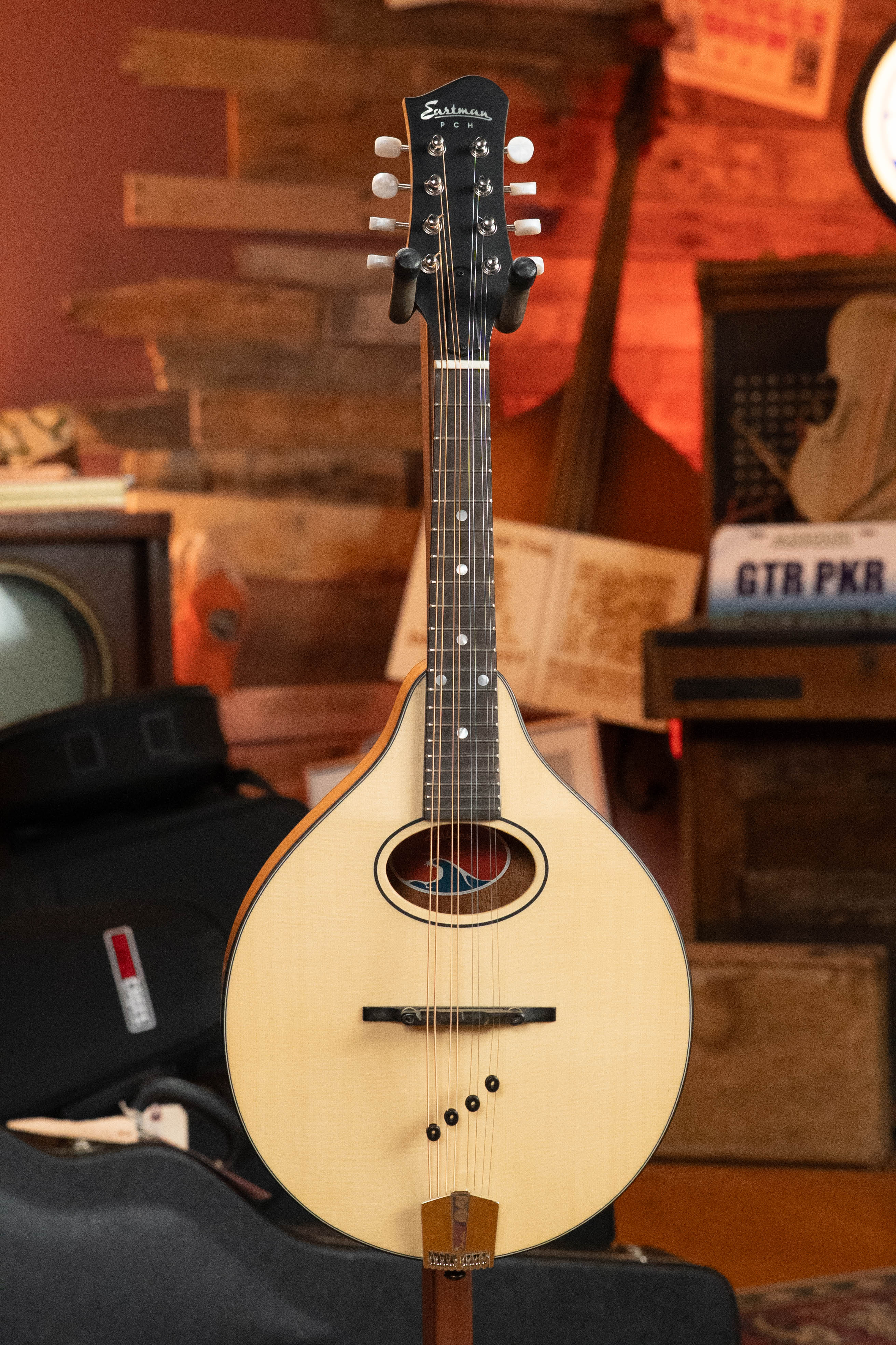 Eastman PCH-M104-NAT Solid Spruce/Laminated Mahogany Natural Flattop A-Style Mandolin #1236