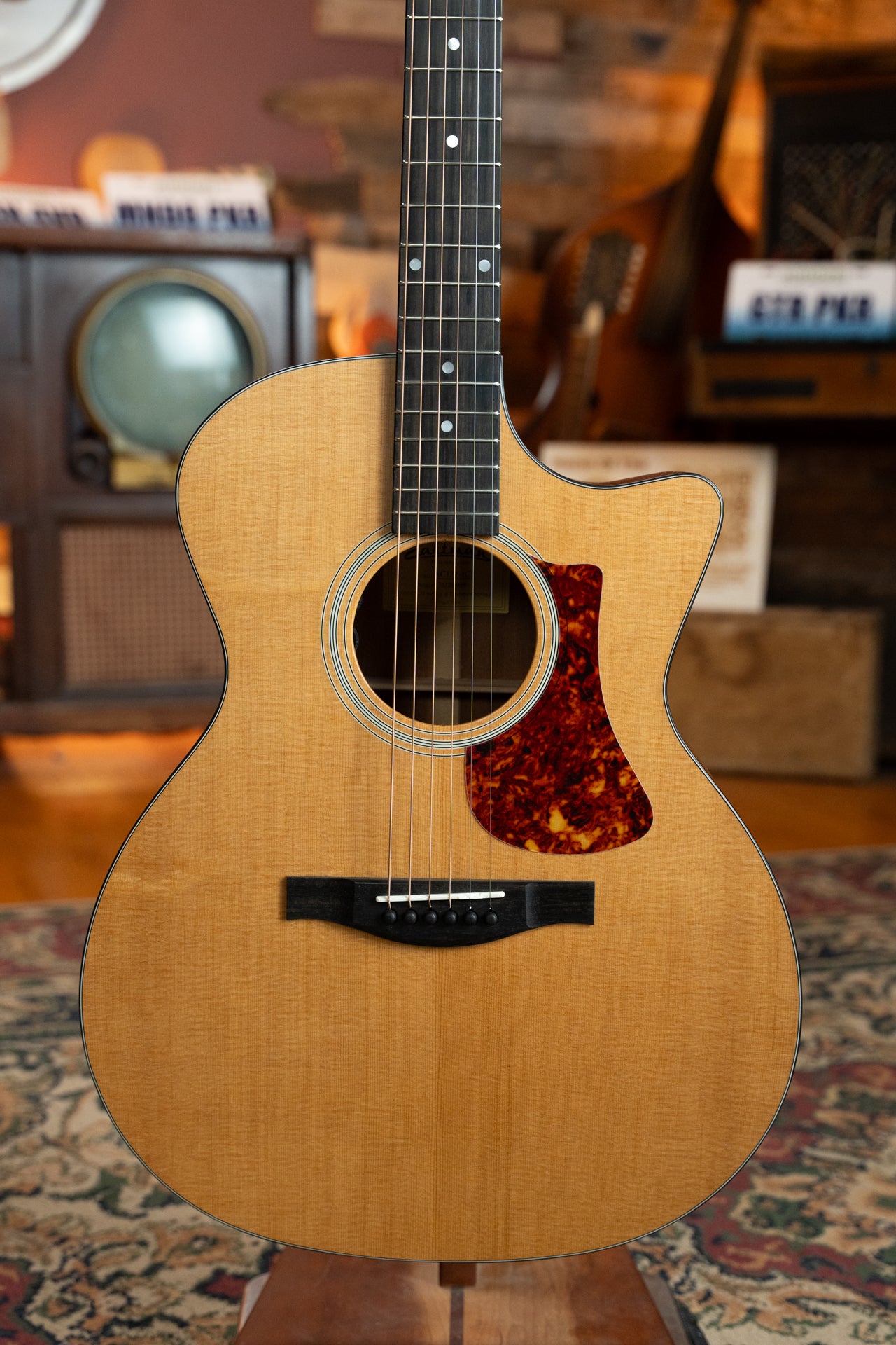 Eastman AC122-1CE Sitka/Sapele Cutaway Grand Auditorium Guitar w/Fishman Pickup #0998