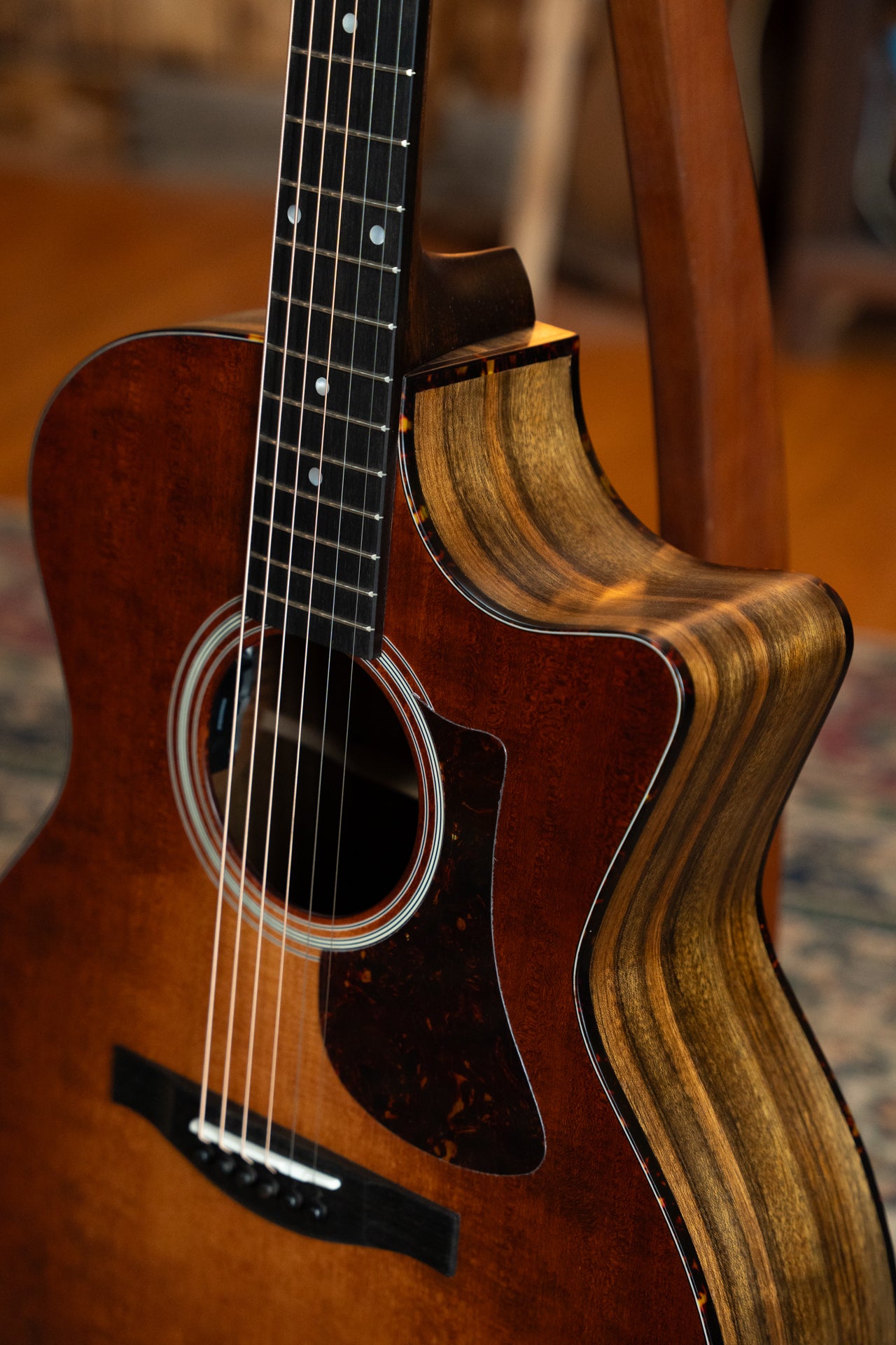 Eastman AC222CE-CLA Sitka/Ovangkol Cutaway Classic Finish Grand Auditorium Guitar w/Fishman Pickup #4556