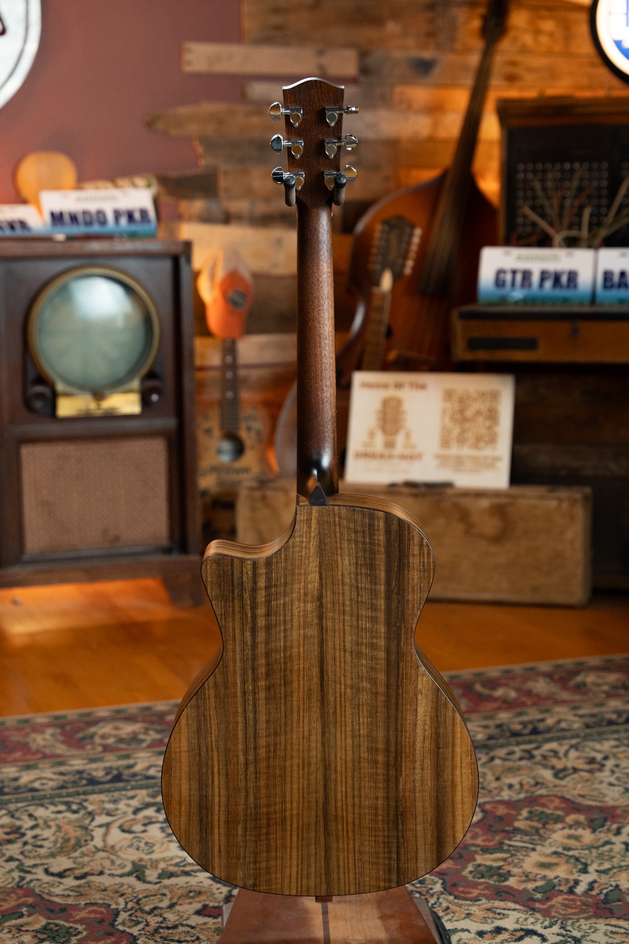 Eastman AC222CE-CLA Sitka/Ovangkol Cutaway Classic Finish Grand Auditorium Guitar w/Fishman Pickup #4556