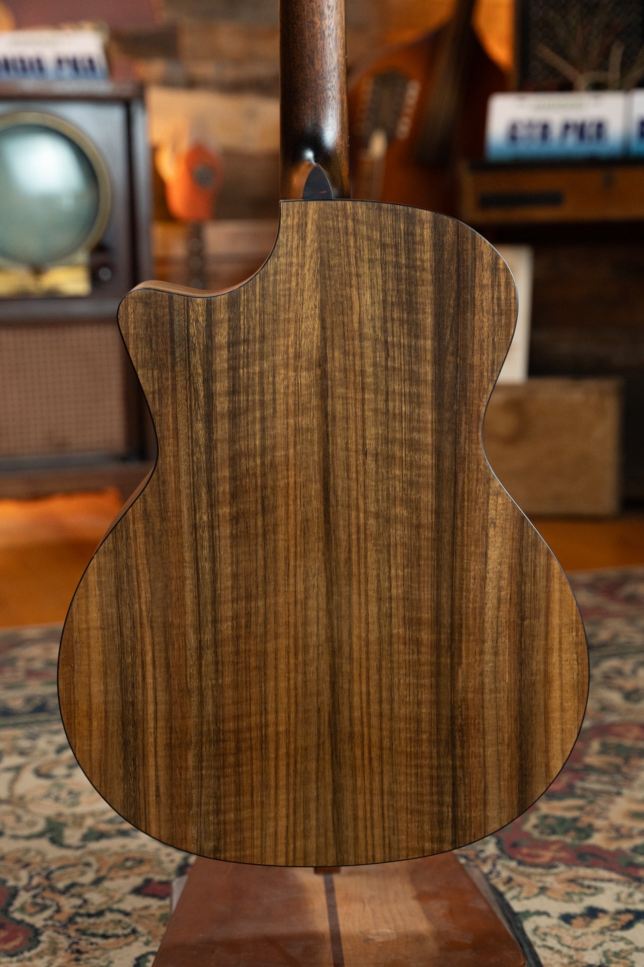 Eastman AC222CE-CLA Sitka/Ovangkol Cutaway Classic Finish Grand Auditorium Guitar w/Fishman Pickup #4556