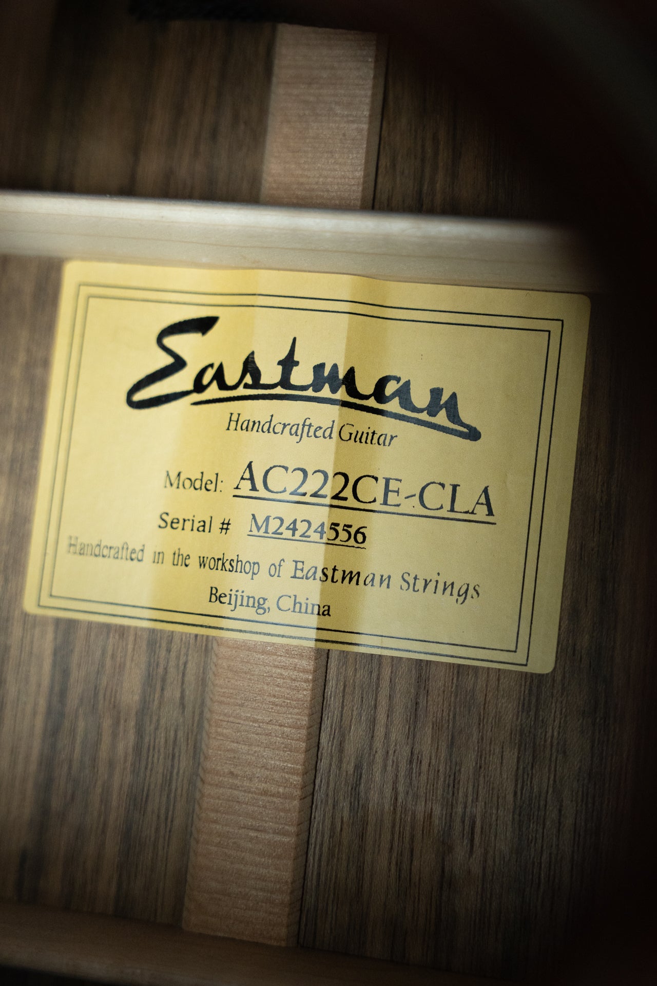 Eastman AC222CE-CLA Sitka/Ovangkol Cutaway Classic Finish Grand Auditorium Guitar w/Fishman Pickup #4556