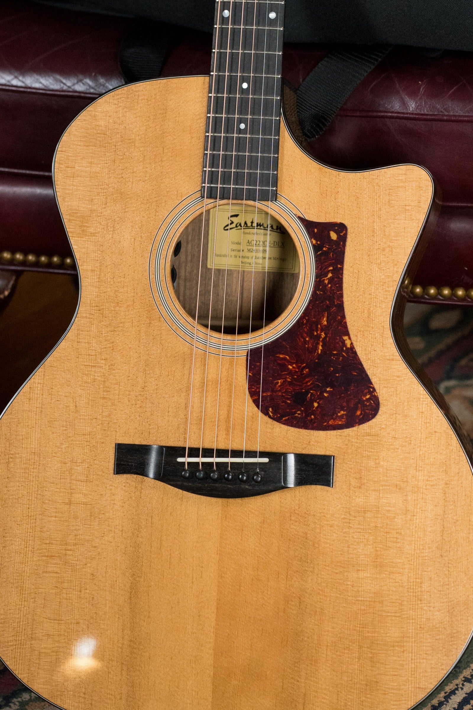 Eastman AC222CE-DLX Sitka/Ovangkol Grand Auditorium Guitar w