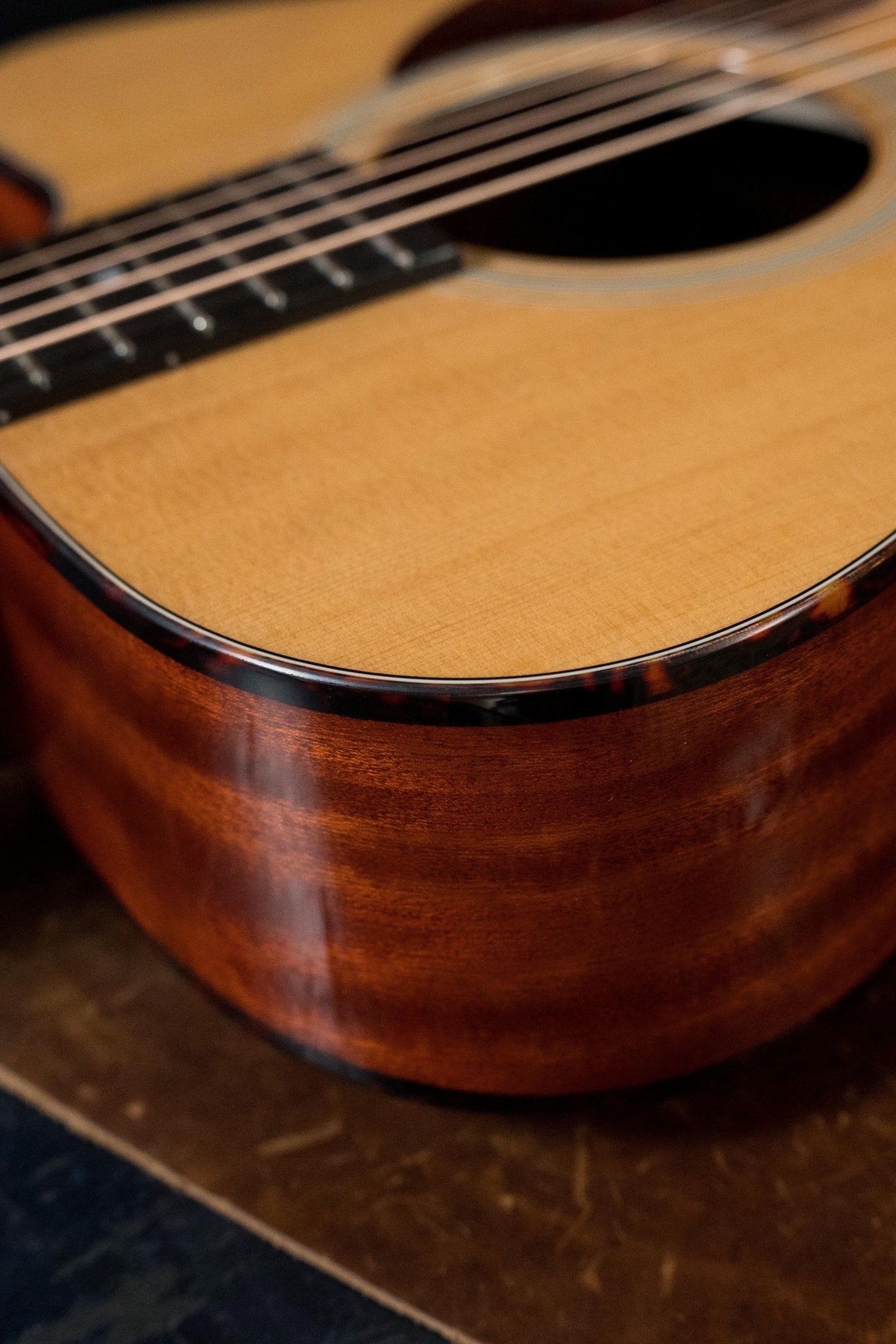 Eastman E1OMCE-DLX Sitka/Sapele Orchestra Model Guitar w/ Fishman Pickup #6085