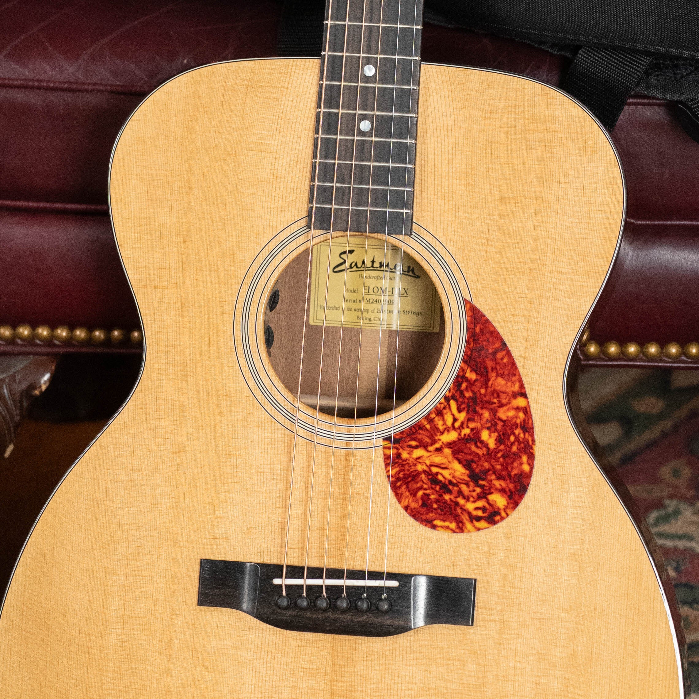 Eastman E1OM-DLX All Solid Sitka/Sapele Guitar w/Fishman Pickup #2909