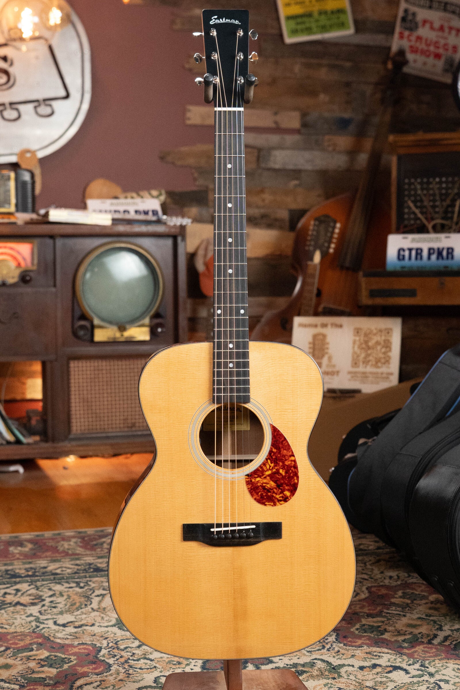 Eastman E1OM-DLX All Solid Sitka/Sapele Guitar w/Fishman Pickup #2909