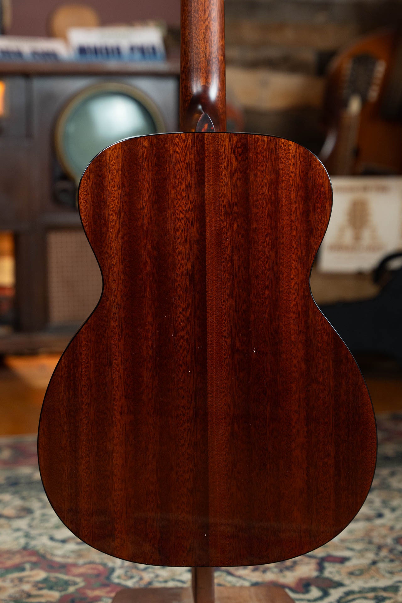 Eastman E2OM-DLX-SB Cedar/Sapele Sunburst Guitar w/Fishman Pickup #2996