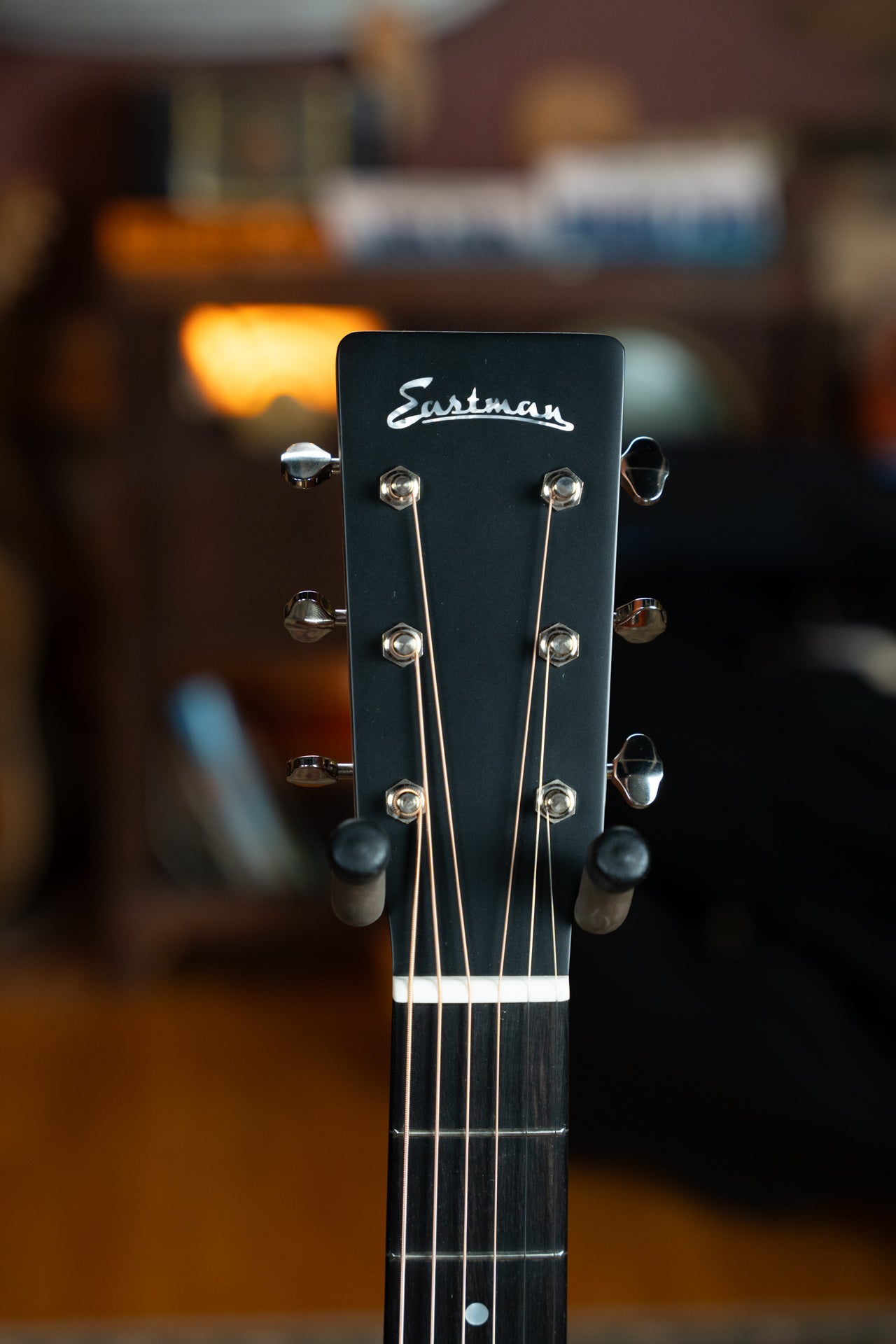 Eastman E2OM-DLX-SB Cedar/Sapele Sunburst Guitar w/Fishman Pickup #3199