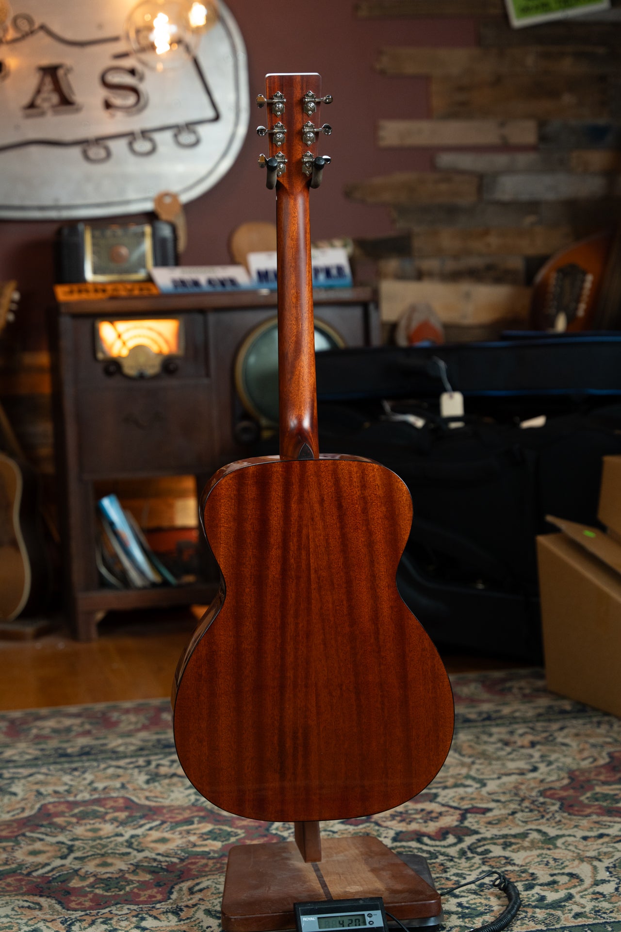 Eastman E2OM-DLX-SB Cedar/Sapele Sunburst Guitar w/Fishman Pickup #3199