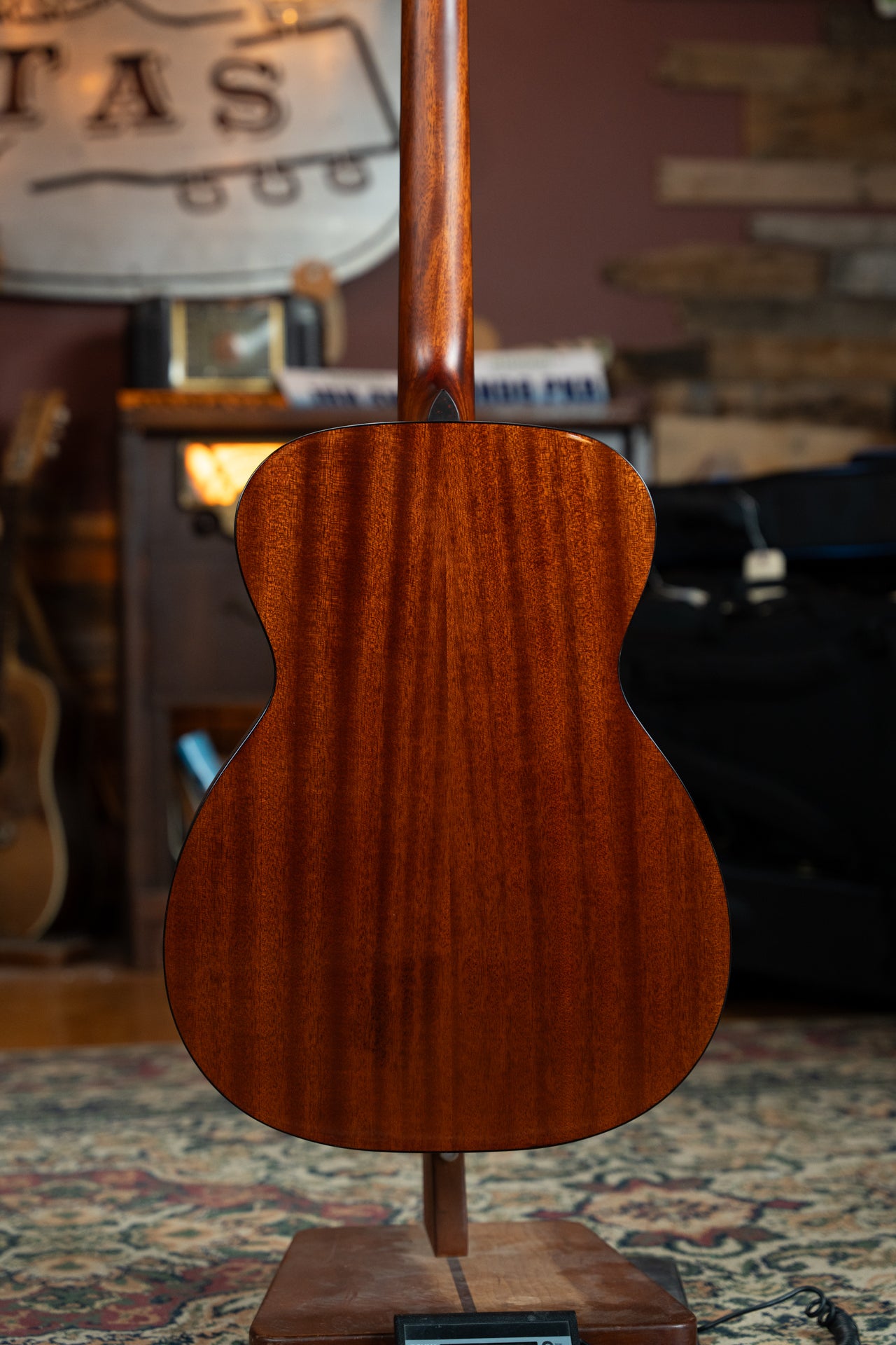 Eastman E2OM-DLX-SB Cedar/Sapele Sunburst Guitar w/Fishman Pickup #3199