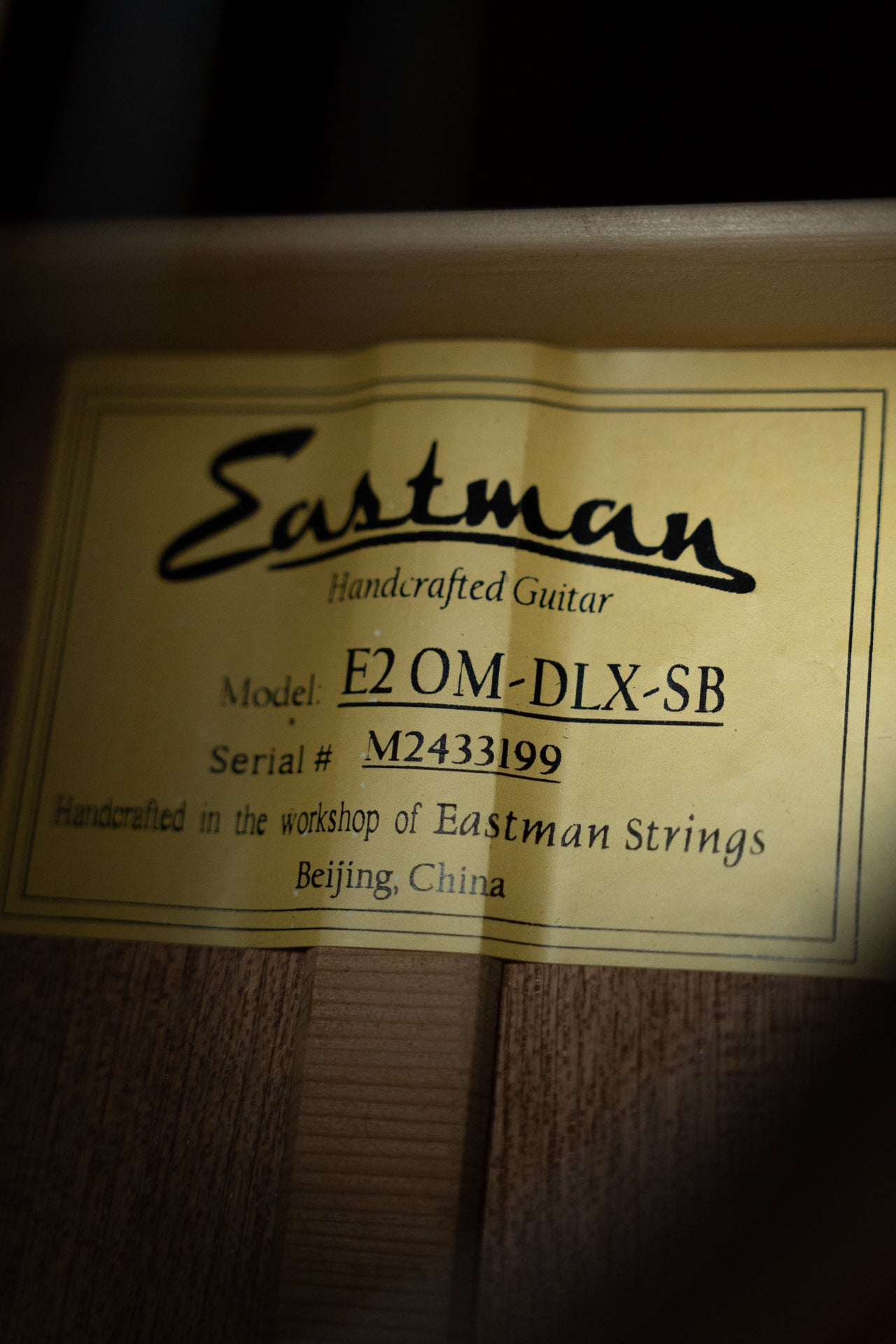 Eastman E2OM-DLX-SB Cedar/Sapele Sunburst Guitar w/Fishman Pickup #3199