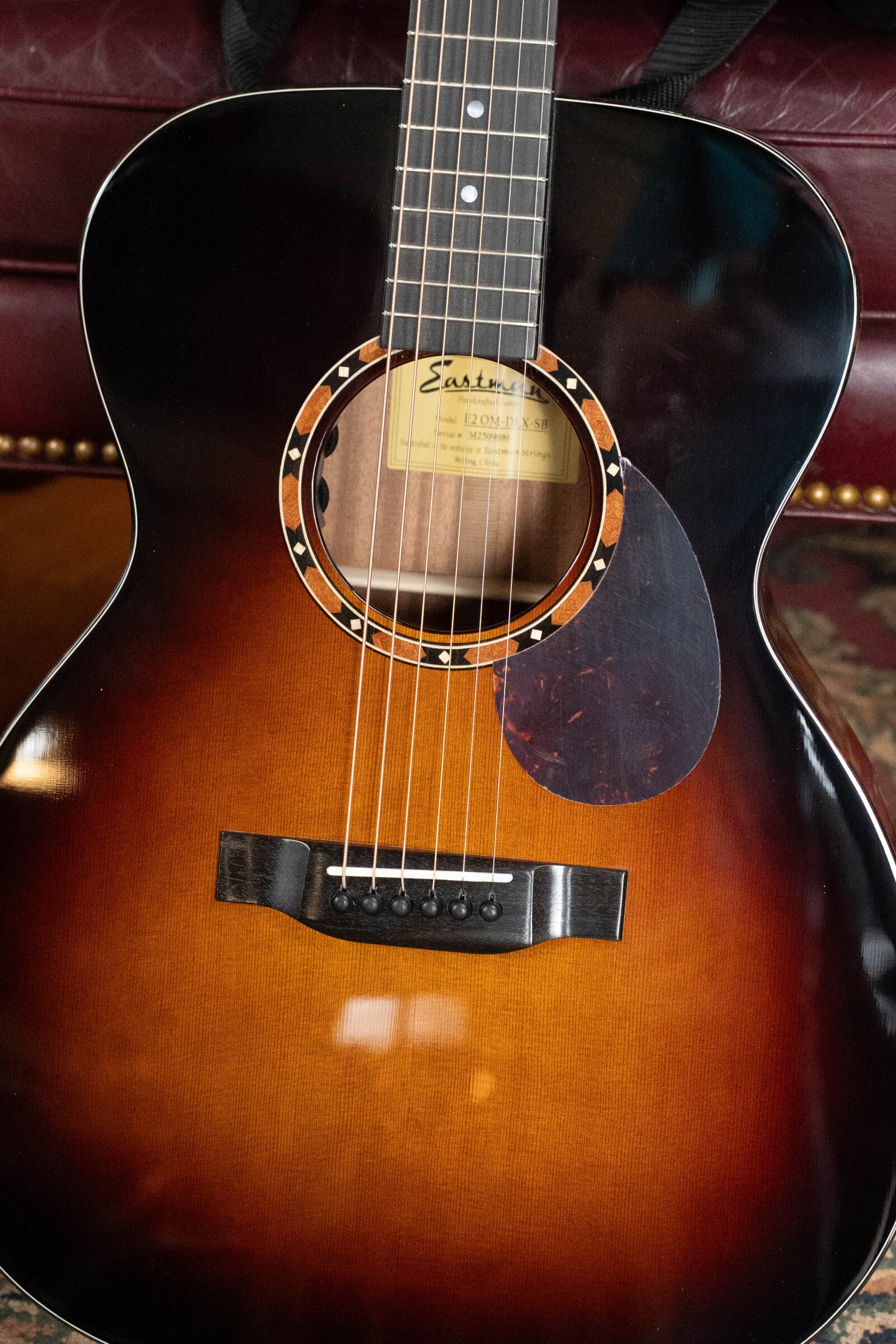Eastman E2OM-DLX-SB Cedar/Sapele Sunburst Guitar w/Fishman Pickup #9681