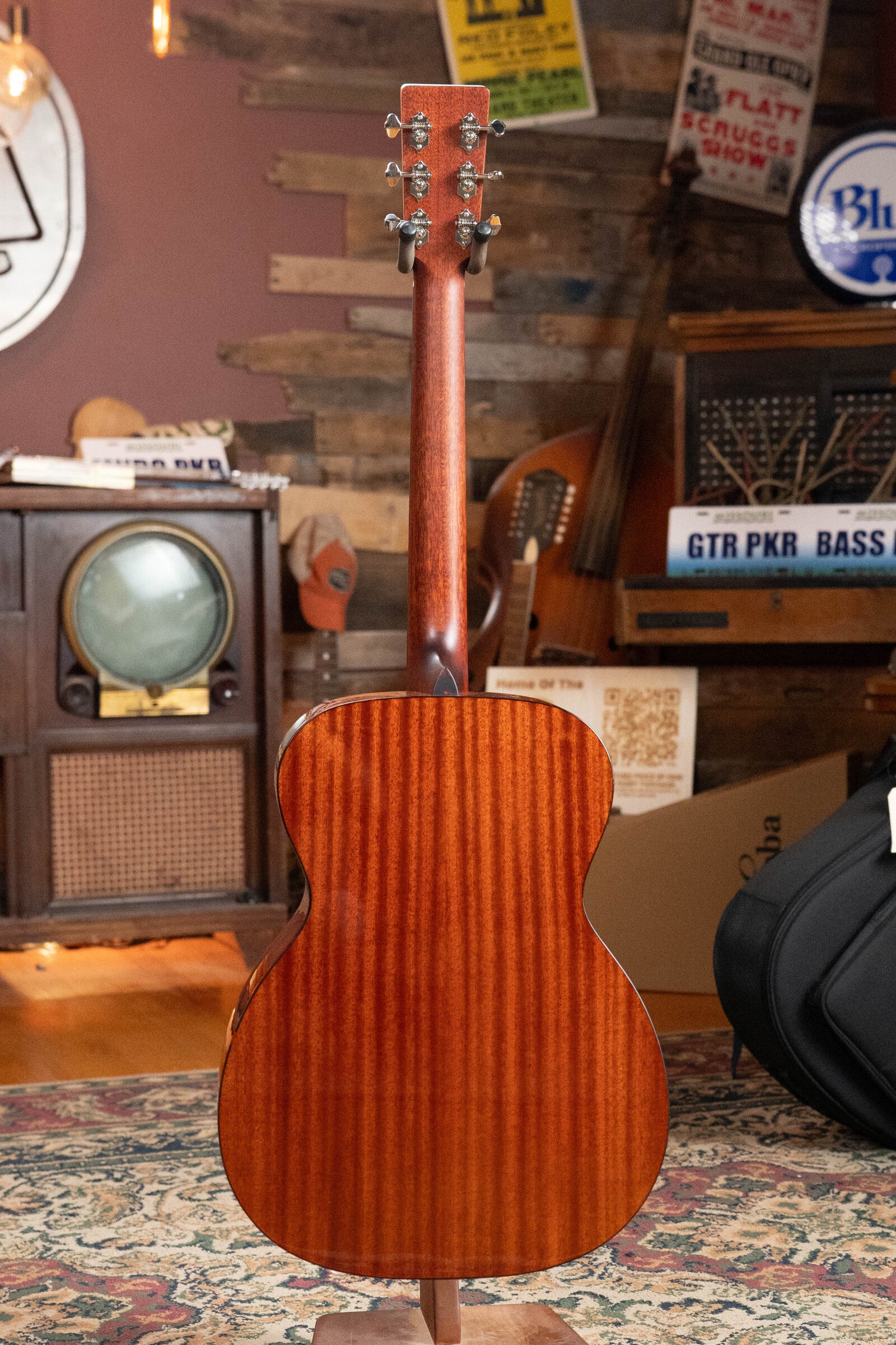 Eastman E2OM-DLX-SB Cedar/Sapele Sunburst Guitar w/Fishman Pickup #9681