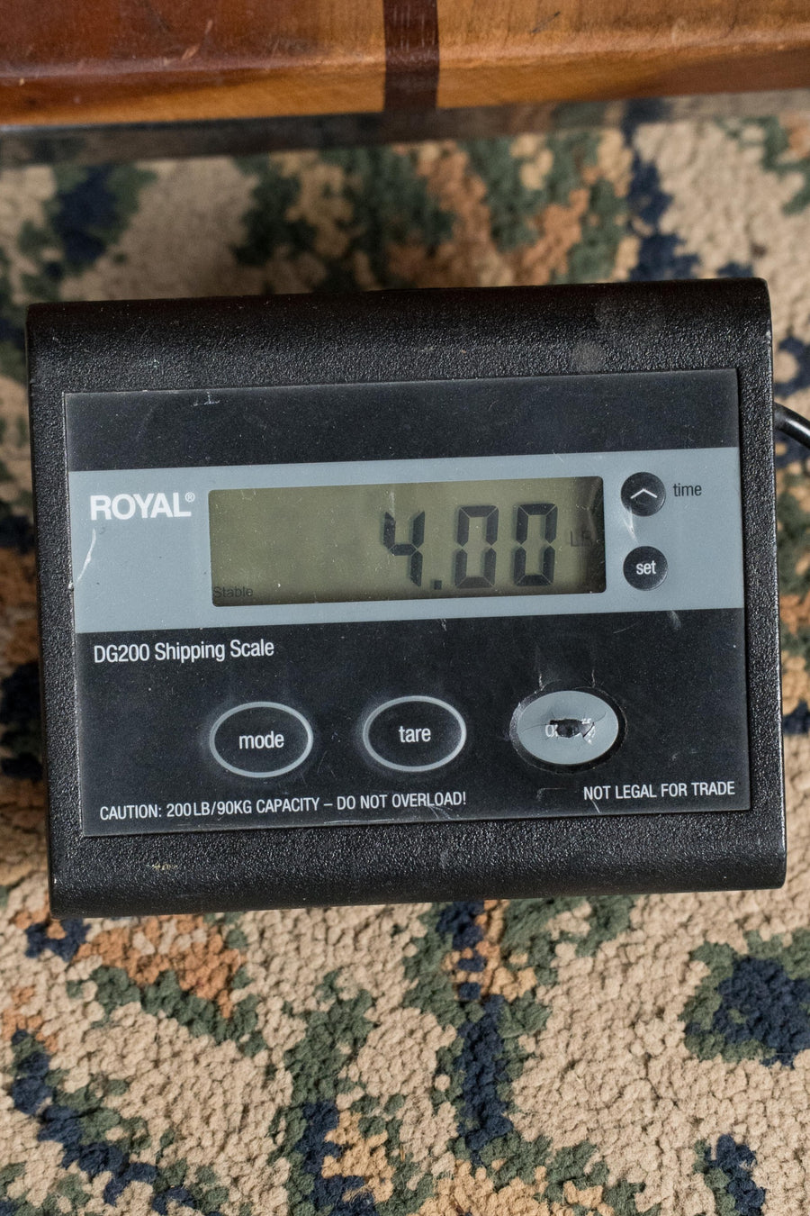 Digital pocket scale displaying a weight of 4.00 on a patterned carpet background. - Eastman PCH2-D-BK Solid Sitka/Laminated Rosewood Black Top Dreadnought Acoustic Guitar #9783 - Default Title