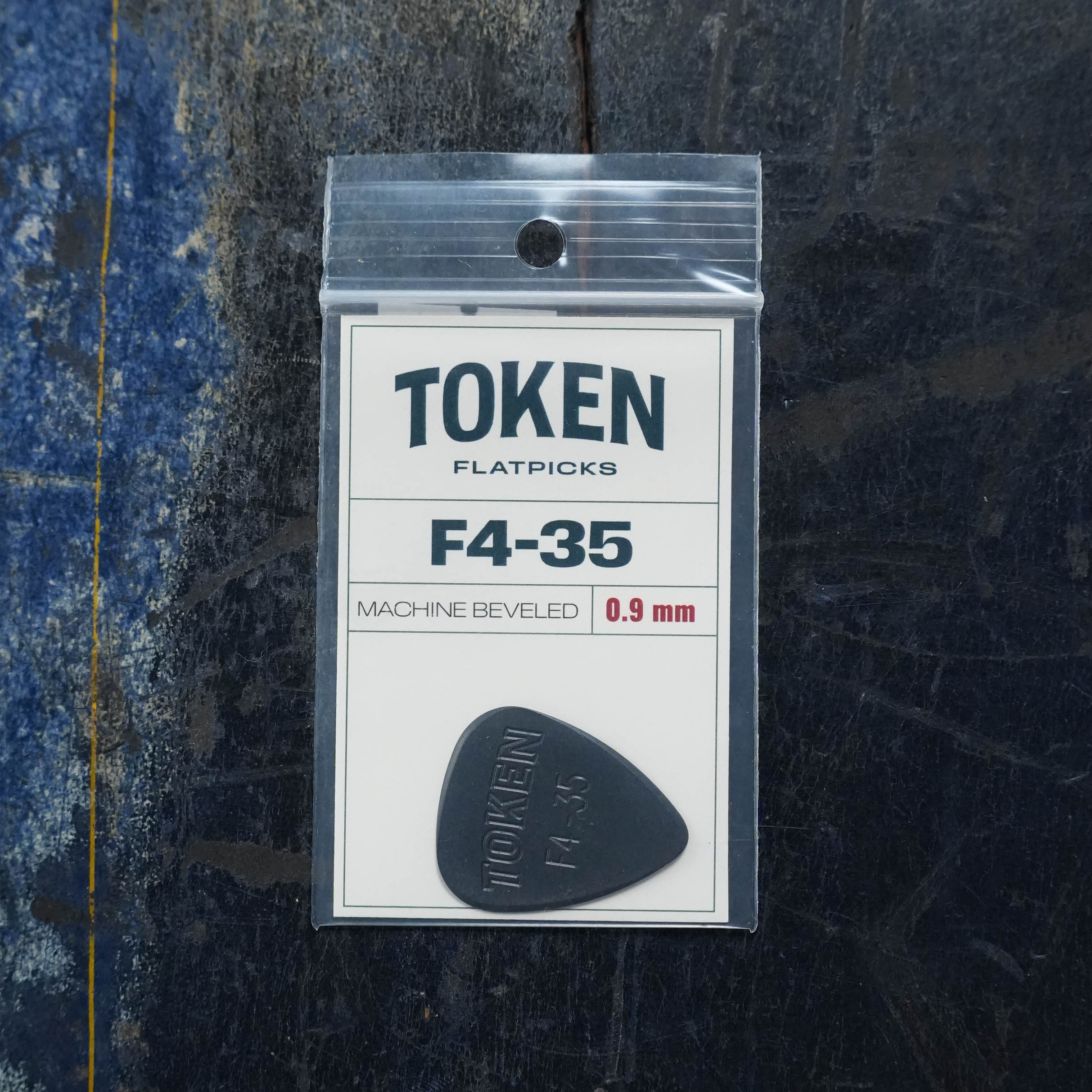 Token F4-35 BLACK AMBER Flatpick - Teardrop 0.9mm