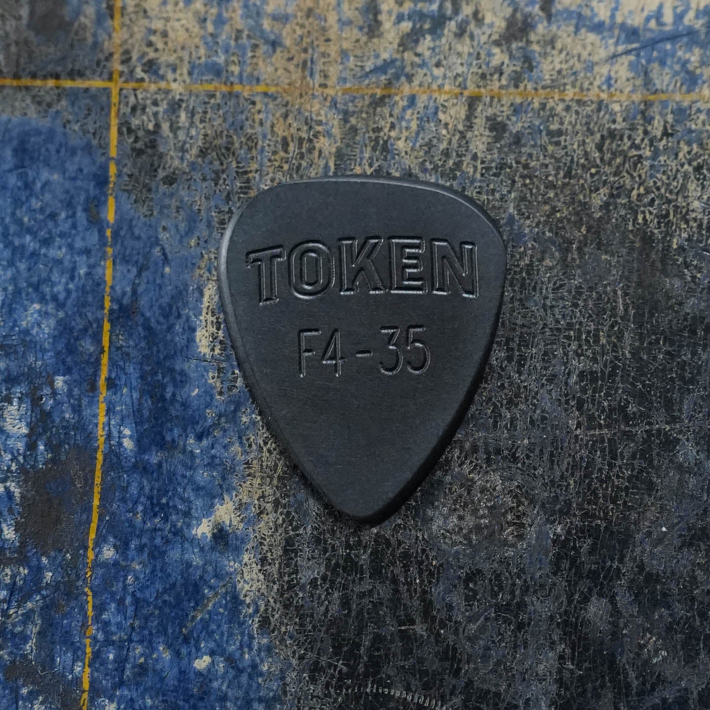 Token F4-35 BLACK AMBER Flatpick - Teardrop 0.9mm
