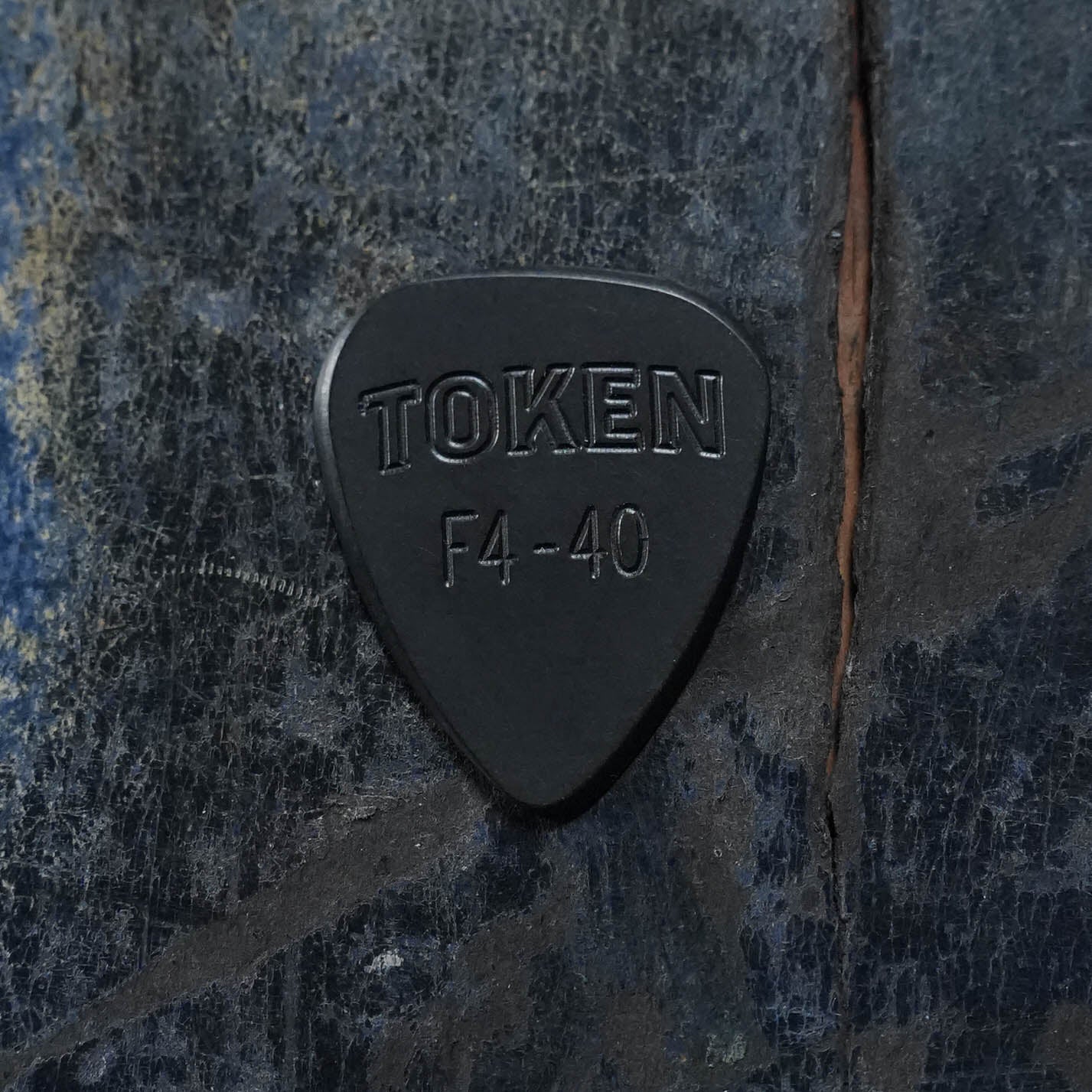 Token F4-40 BLACK AMBER Flatpick - Teardrop 1.0mm