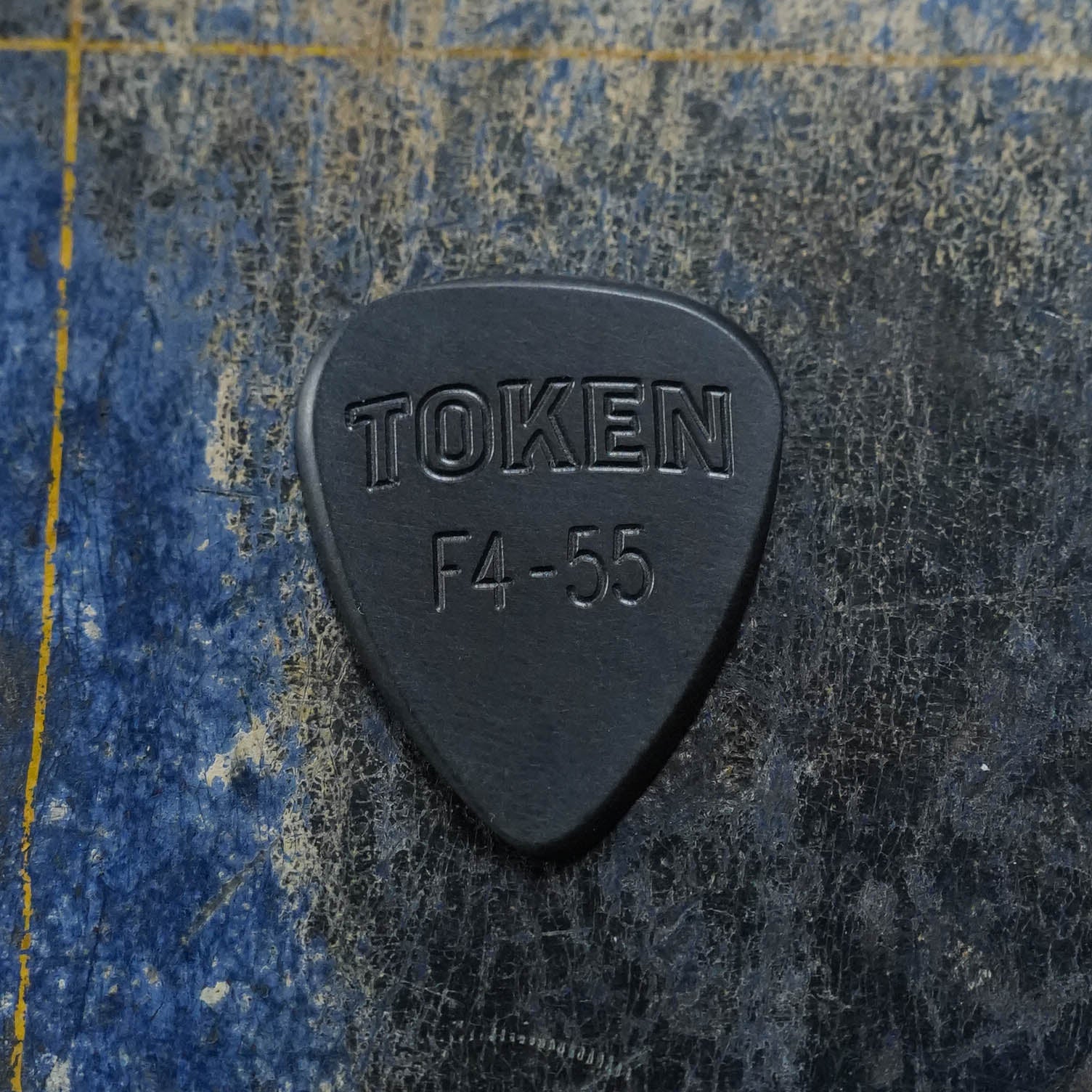 Token F4-55 BLACK AMBER Flatpick - Teardrop 1.4mm