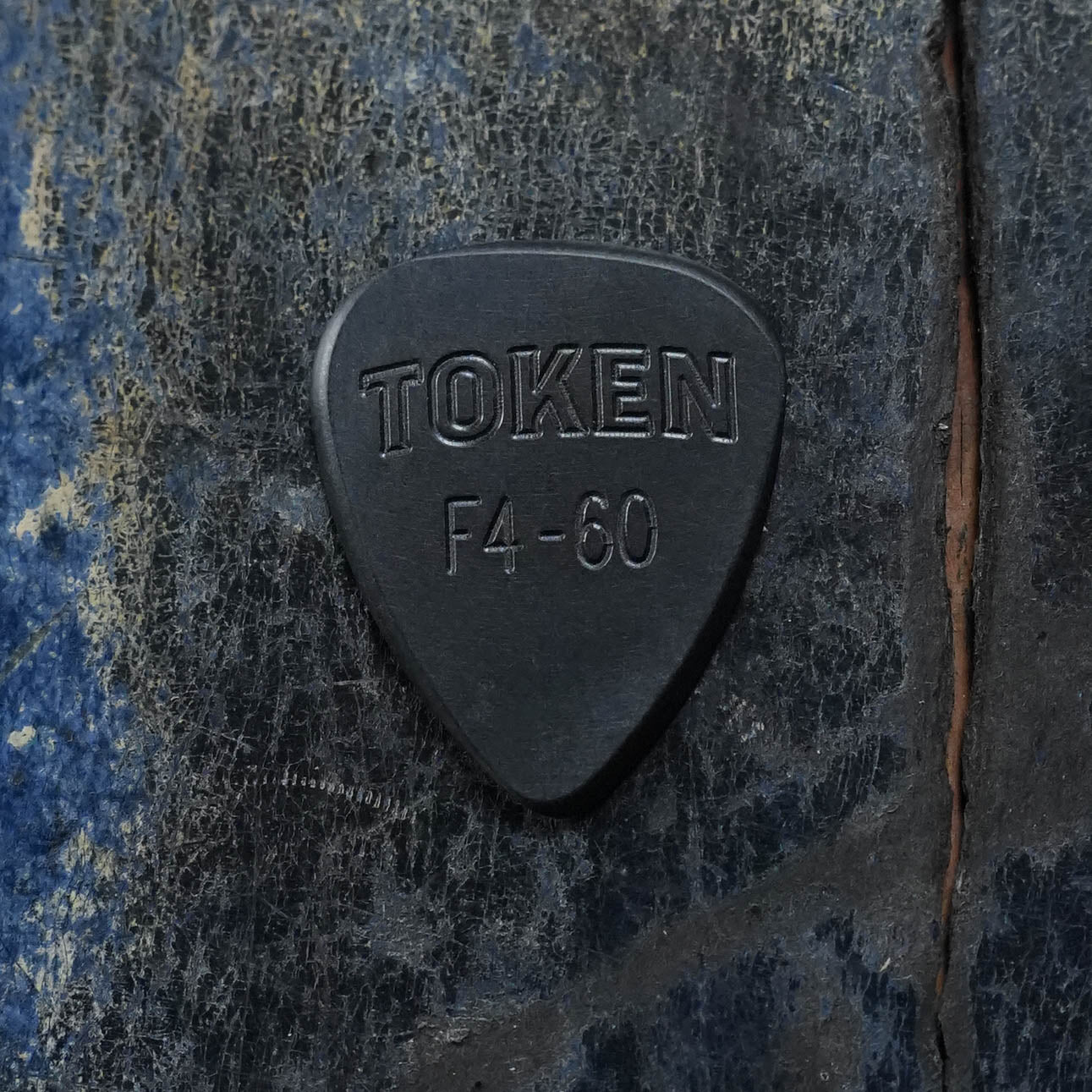 Token F4-60 BLACK AMBER Flatpick - Teardrop 1.5mm